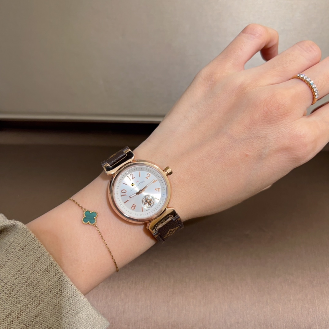 NO:391358,(Nuo)Lv Louis Vuitton 2-pin and half women's super hot model [Rose] [Rose] Sapphire mirror, stainless steel 316 seiko shell. Simple, fashionable and versatile casual integration, making it look particularly elegant, lingering on the wrist with a delicate state, bringing a comfortable wearing experience.,,louis vuitton,louis vuitton19860909(牛货)Lv 路易威登 2针半女款超火款[玫瑰][玫瑰]蓝宝镜面,不锈钢316精工外壳.简约时尚百搭休闲融为一体,显得格外优雅,以精致之态缱绻腕间,带来舒适的佩戴体验.,,louis vuitton,louis vuitton,Watch