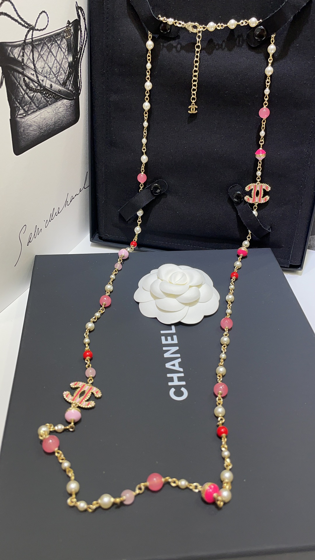 NO:631645,88360 arrived today. 24s new pink striped enamel double C pearl necklace sweater chain. Peach pink1986090988360今日到货 24s新款粉色条纹珐琅双C珍珠项链毛衣链 桃粉x浅粉的珐琅条纹双C超级亮眼 粉色系的小珠子直接将甜度拉满 又富贵又少女心 现货秒发买到赚到 z一致黄铜材质 项链带包装盒,,sweaters,necklace,卡迪亚高端饰品,Jewelry