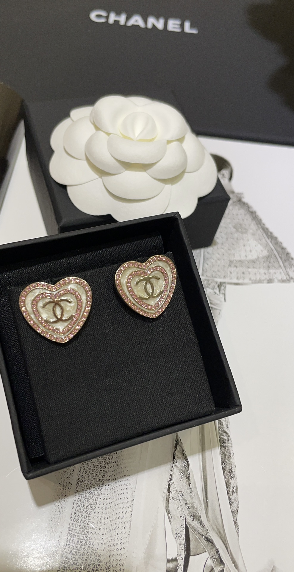 NO:104230,24s new double-layer pink diamond white love double C stud earrings large size white enamel love luster very white shell, Chanel earrings, chanel1986090924s新款双层粉钻白色爱心双C耳钉大号 白色珐琅爱心的光泽很有白贝的感觉,香奈儿耳钉,chanel,Jewelry