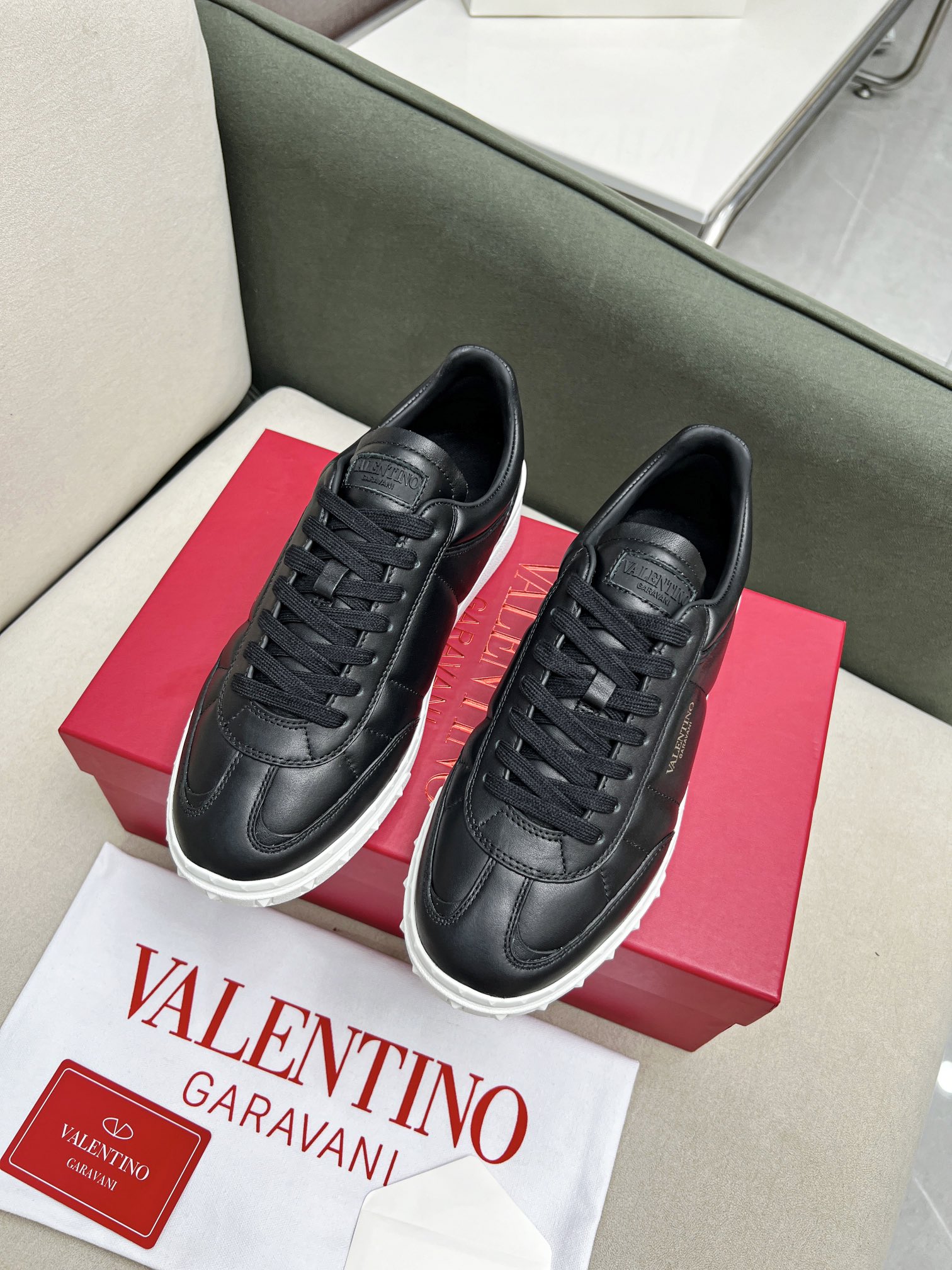 Onde você poderia encontrar um designer de ótima qualidade
 Valentino Loja
 Sapatos Tênis Borracha Pele carneiro Tops Baixos