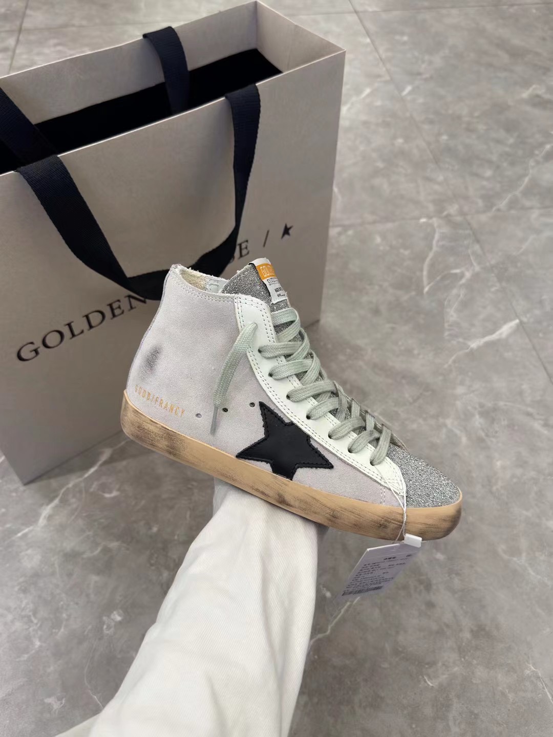 NO:172371,(Long-term goods. Order inquiry) Gray Black Star High Bang couple's top-level Niuli high-end version. Don't disturb the low-end!  Packaging: Upgrade new packaging...Certificate, card, tag, cloth bag, GGDB Slide Golden Goose Small Dirty Shoes Gaobang Golden Gse Deluxe Brand SUPER$TAR N pair of genuine disassembly version# The best market is not acceptable to compare # 2025 new ggdb Gaobang Small Dirty Shoes The popularity is earlier than the white shoes, breaking the traditional aesthetic, the small dirty shoes have done it!  Celebrity private server demonstration is so versatile!  No need to worry about washing shoes anymore!  The original custom cowhide (the essence of the old one) inner towel   cowhide, exclusive mold latex pad, 2cm height-enhancing insole, you can take out!  Insole size stamp!  Old craftsmen polished by hand, even the soles are unruly dirty, women 35-40 men 40-45. Men's size custom 10. Men's size only adjust the upper and lower sizes (women 41 men 45 46 custom 56 not return or exchange), casual shoes/sports shoes, sneakers, cowhide, gold19860909（长期做货.订单询价） 灰色黑星高帮情侣款顶级牛里高版本.低端勿扰！ 包装:升级新包装..证书,卡片,吊牌,布袋, GGDB Slide黄金鹅小脏鞋高邦Golden Gse Deluxe Brand SUPER$TAR N双正品拆解打版# 市场最优不服来比 # 2025新款ggdb高邦小脏鞋 火红程度比小白鞋还要早,打破传统审美,小脏鞋做到了！明星私服上脚示范 就是这么百搭 ！再也不用担心洗鞋的问题啦！ 鞋面原版定制牛皮（做旧精髓所在）内里毛巾 牛皮 里 独家开模乳胶垫 2cm内增高鞋垫可以拿出来哦！鞋垫码数钢印！ 老工匠手工打磨,就连鞋底也是不羁的脏, 女35-40 男40-45. 男码定做10.男码只调上下码（女41 男45 46定做不退换）,休闲鞋/运动鞋,sneakers,cowhide,gold,Women's Shoes