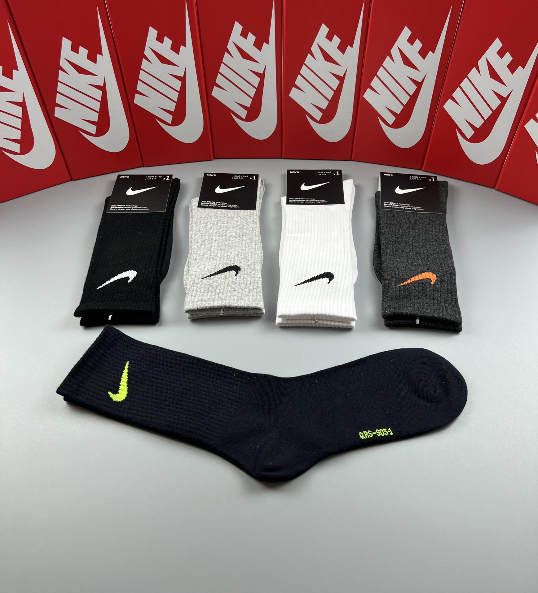  💛配专柜包装
NIKE（耐克）新款中长款堆堆袜袜子！一盒五双，专柜同步筒袜袜子，💛大牌出街，潮人必备。