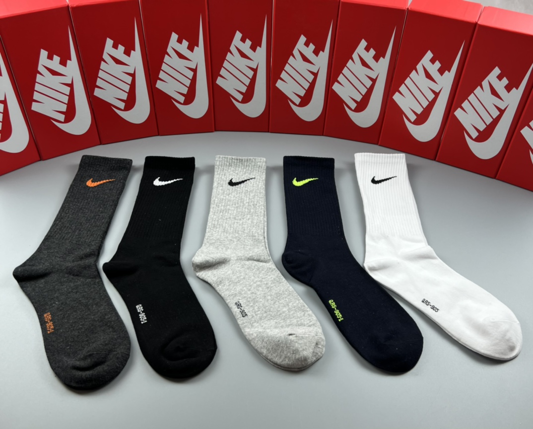 💛配专柜包装
NIKE（耐克）新款中长款堆堆袜袜子！一盒五双，专柜同步筒袜袜子，💛大牌出街，潮人必备。