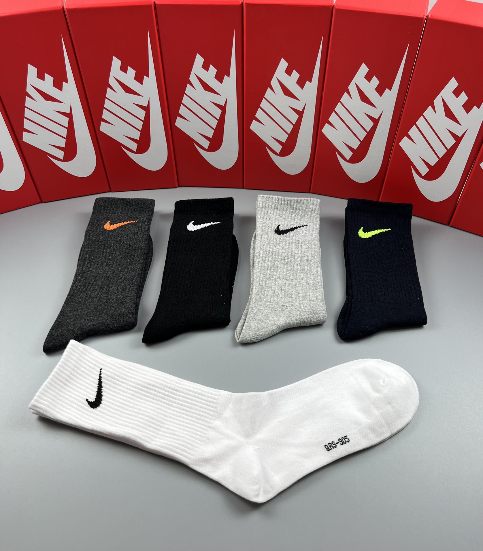  💛配专柜包装
NIKE（耐克）新款中长款堆堆袜袜子！一盒五双，专柜同步筒袜袜子，💛大牌出街，潮人必备。