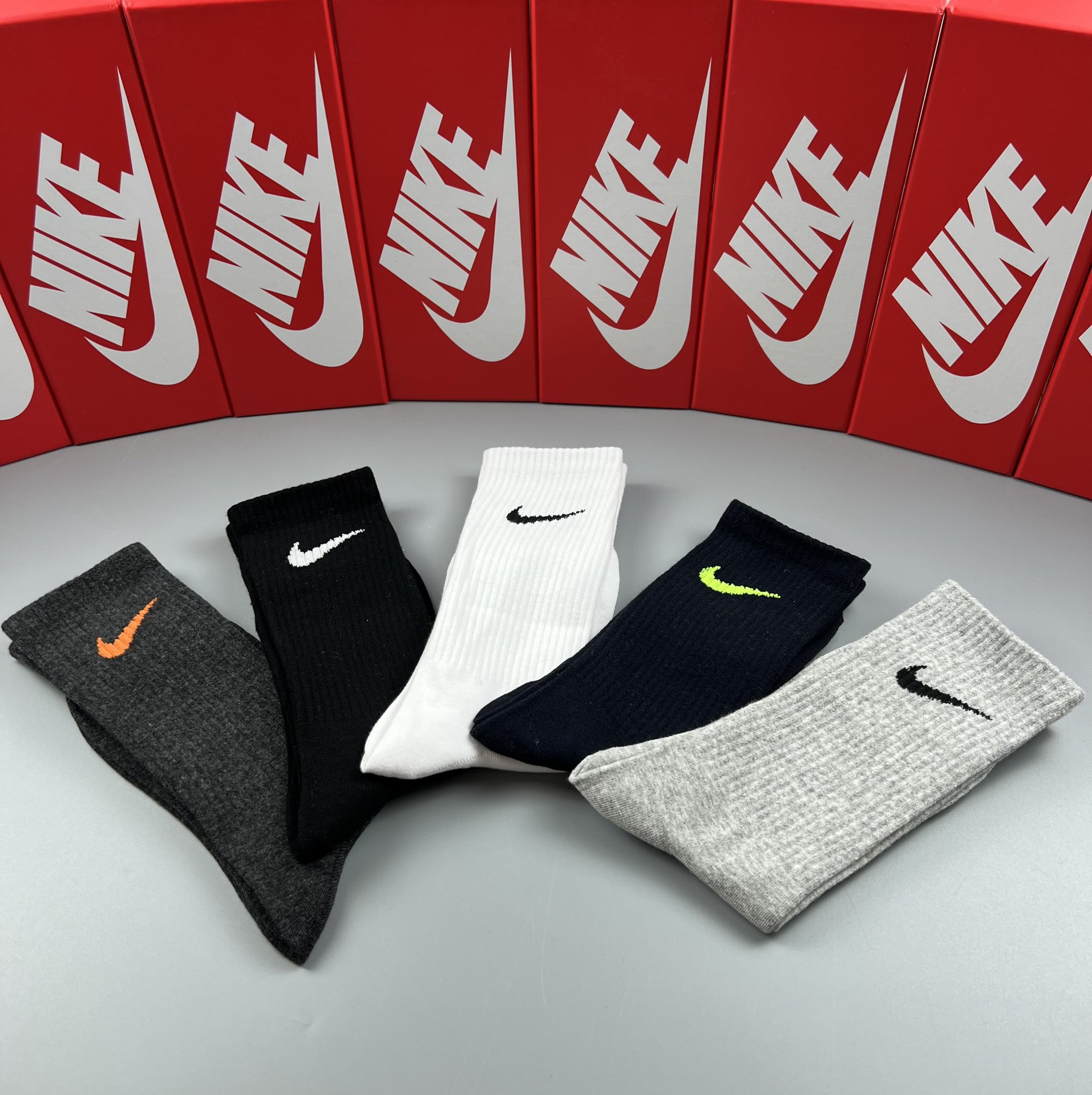  💛配专柜包装
NIKE（耐克）新款中长款堆堆袜袜子！一盒五双，专柜同步筒袜袜子，💛大牌出街，潮人必备。