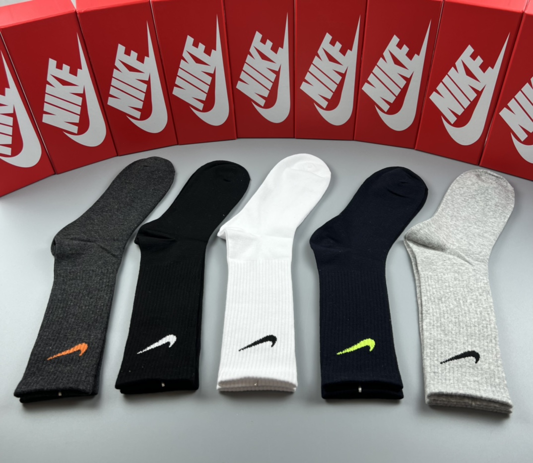  💛配专柜包装
NIKE（耐克）新款中长款堆堆袜袜子！一盒五双，专柜同步筒袜袜子，💛大牌出街，潮人必备。