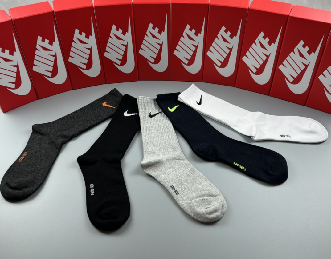  💛配专柜包装
NIKE（耐克）新款中长款堆堆袜袜子！一盒五双，专柜同步筒袜袜子，💛大牌出街，潮人必备。