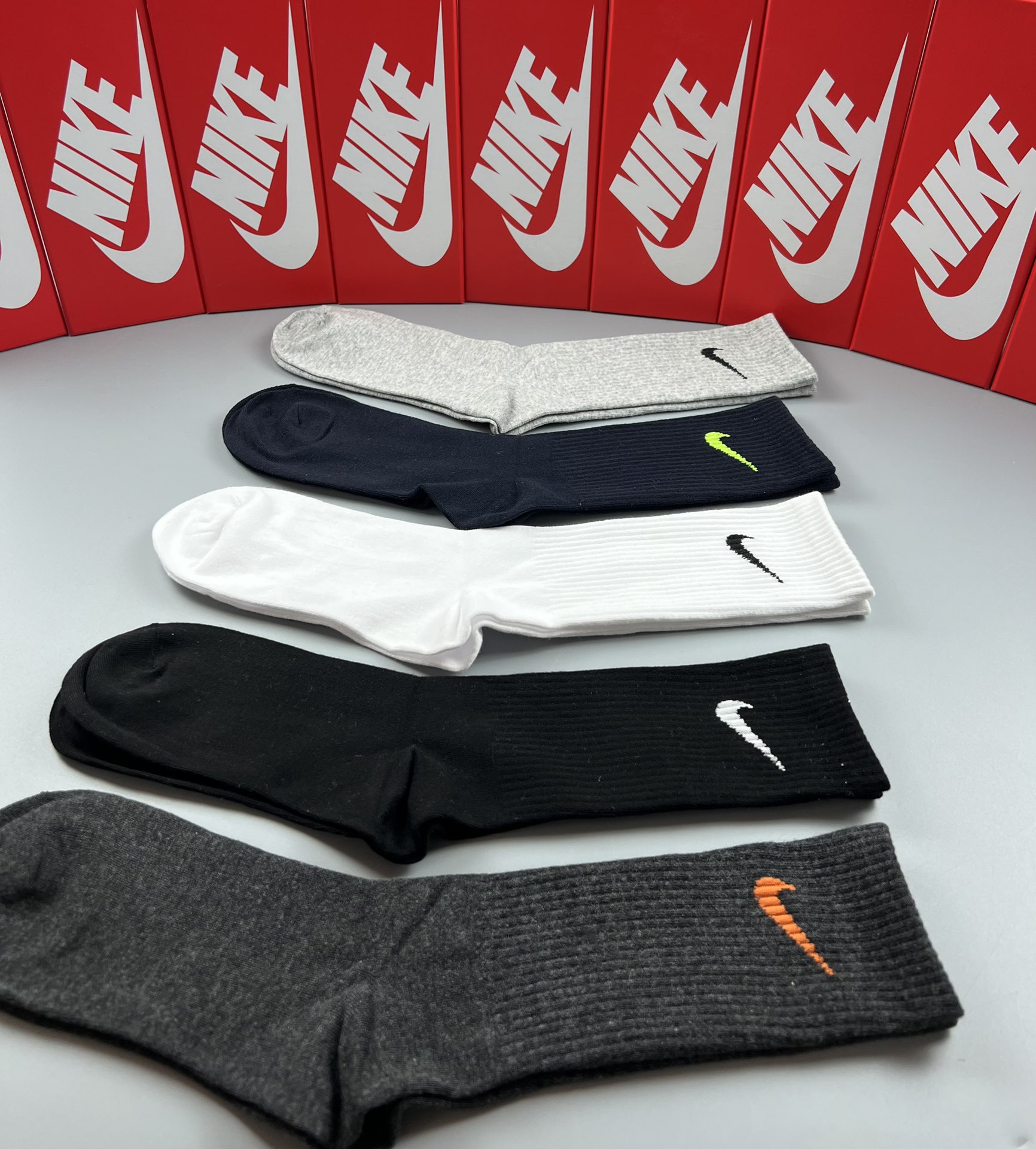  💛配专柜包装
NIKE（耐克）新款中长款堆堆袜袜子！一盒五双，专柜同步筒袜袜子，💛大牌出街，潮人必备。