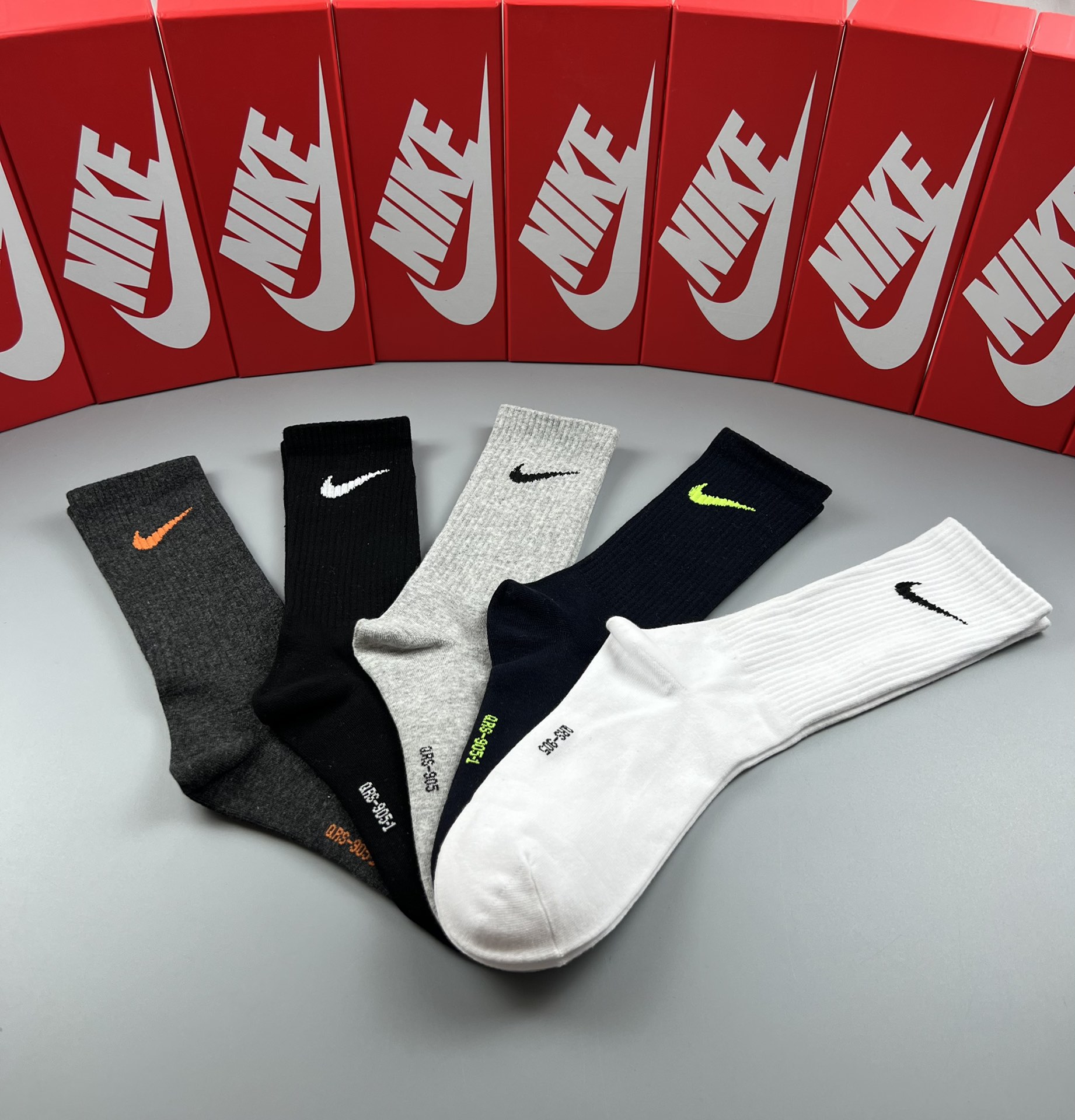  💛配专柜包装
NIKE（耐克）新款中长款堆堆袜袜子！一盒五双，专柜同步筒袜袜子，💛大牌出街，潮人必备。
