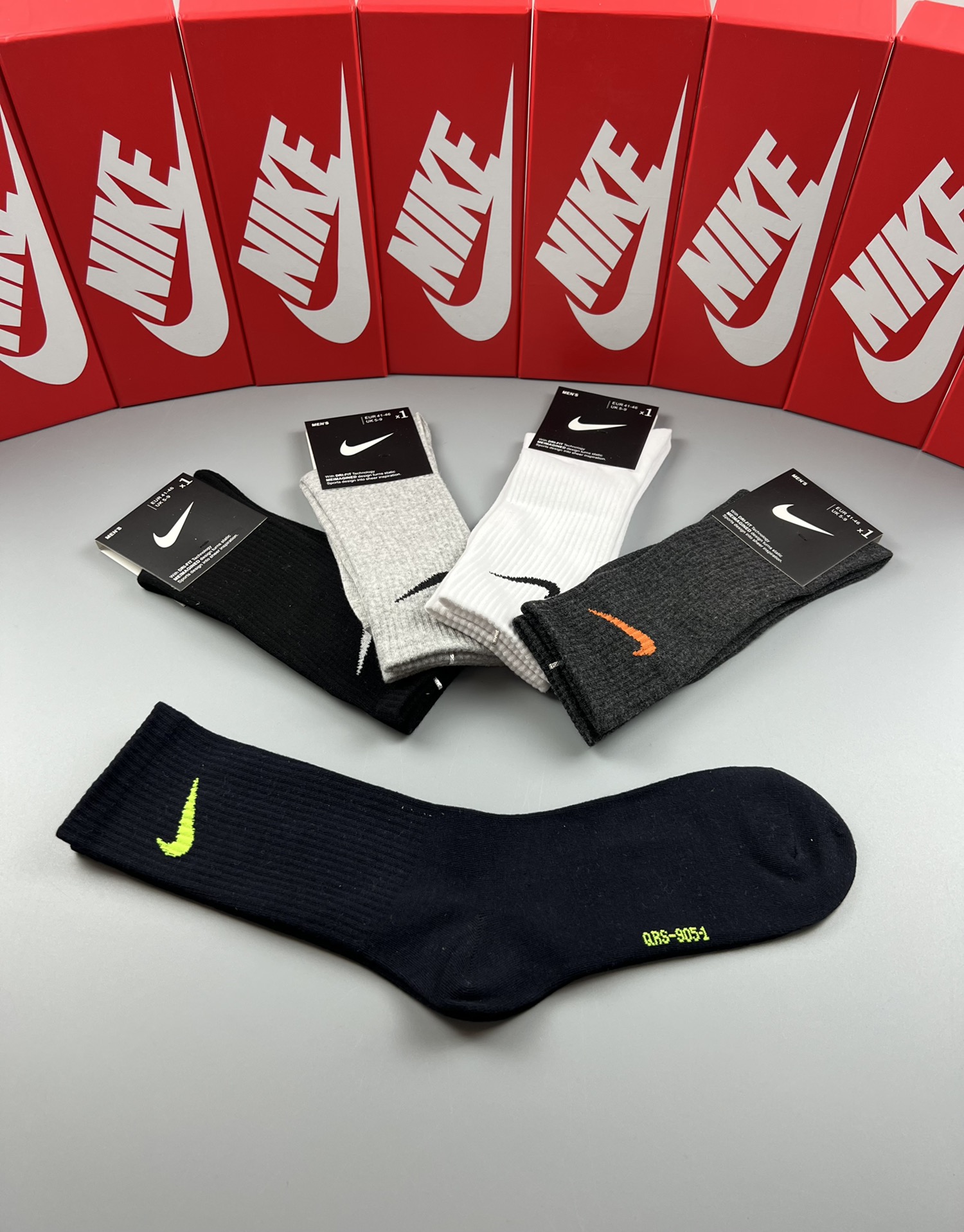  💛配专柜包装
NIKE（耐克）新款中长款堆堆袜袜子！一盒五双，专柜同步筒袜袜子，💛大牌出街，潮人必备。