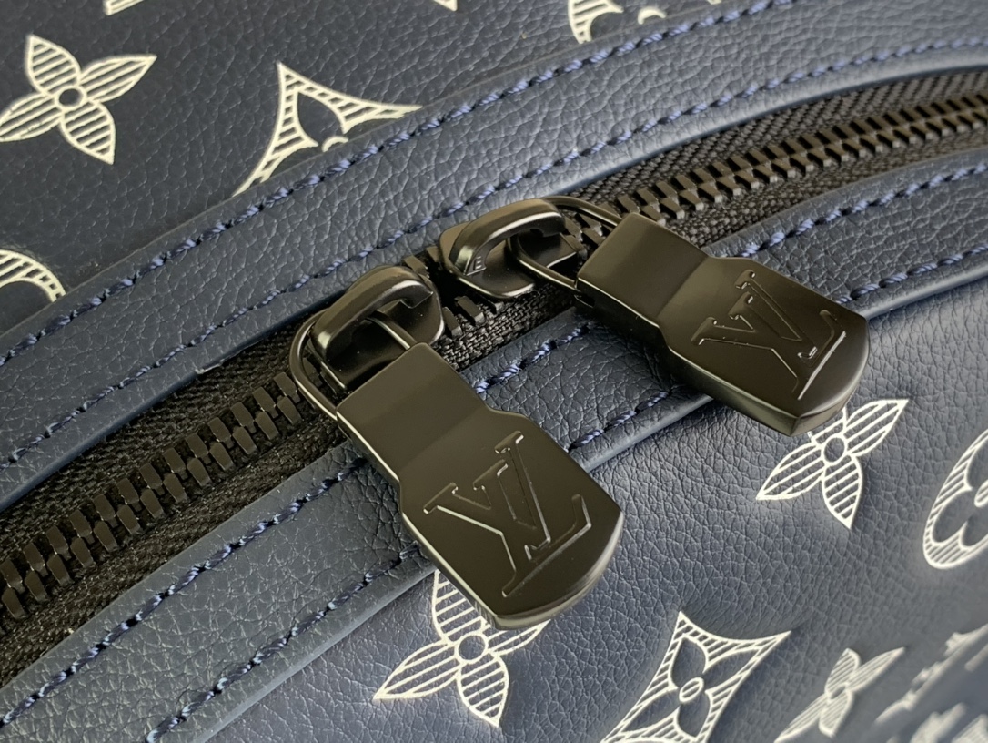 【Discovery 双肩包】M24760 深蓝（白字丝印）

由双色Monogram Shadow皮革