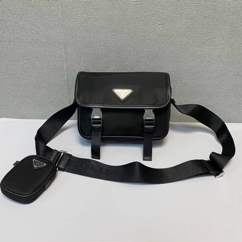 Prada Real delivery photos of high-end details Brothers and sisters, close your eyes and enter The goods are a messenger shoulder bag, equipped w