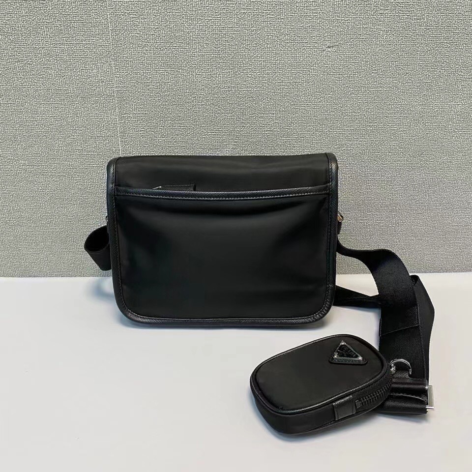 Prada Real delivery photos of high-end details Brothers and sisters, close your eyes and enter The goods are a messenger shoulder bag, equipped w