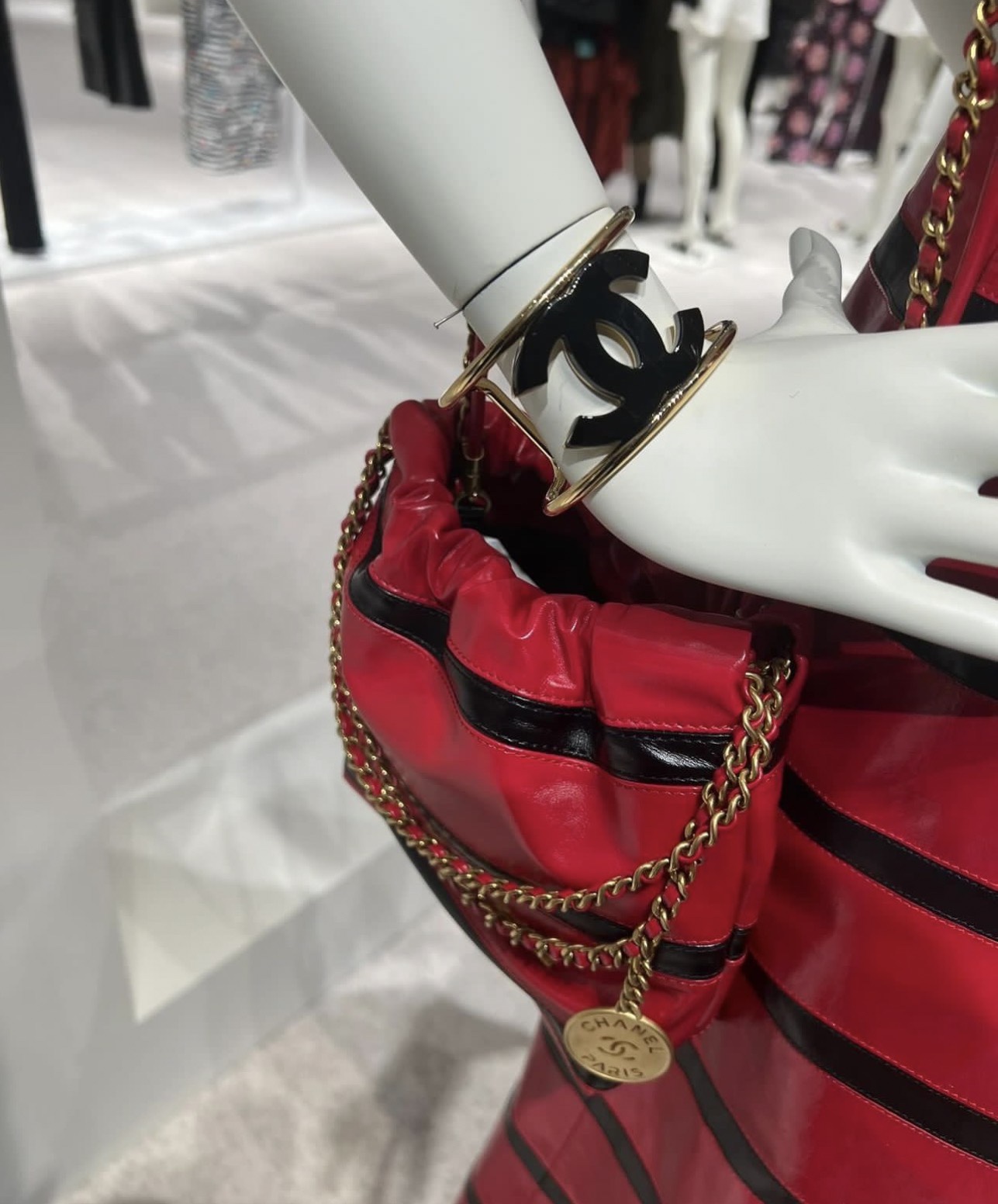 NO:102225,Black and gold color matching 24s new black acrylic double C hollow wide version open bracelet gold, Chanel bracelet, chanel, bracelet19860909黑金配色 24s新款黑色亚克力双C镂空宽版开口手镯金色,香奈儿手镯,chanel,bracelet,Jewelry