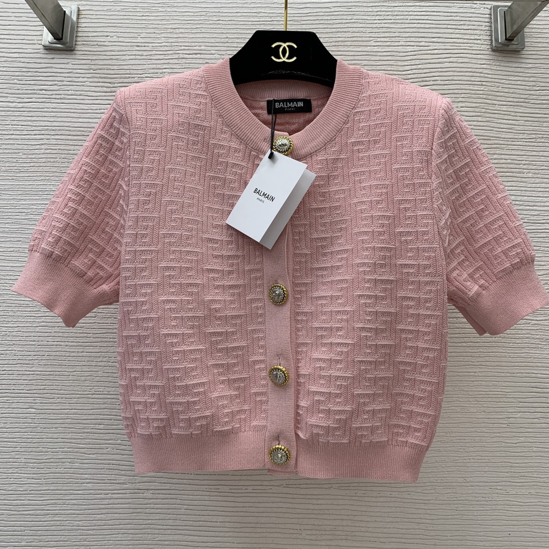 NO:308191,Skirt, top number G24051146 Balmai* new style silver-line flash blend fabric letter combination maze jacquard temperament versatile knitted two-piece set!  Lion head gold threaded edge button round neck short cardigan short sleeve top high waist hip midi skirt!  Black and pink, (M size bust 86, sleeve length 24, clothing length 43; waist 66 elastic, skirt length 51, balmain, balmain, skirt, T-shirt, alexander wang19860909半裙、上衣号G24051146 Balmai*巴尔曼新款 银线闪丝混纺面料字母组合迷宫提花气质百搭针织两件套装！狮子头金色螺纹边纽扣圆领短款开衫短袖上衣高腰包臀中长款半身裙！黑色、粉色,（M码胸围86,袖长24,衣长43；腰围66可弹力,裙长51,,balmain,balmain,skirts,T-shirt,alexander wang,Women's clothing