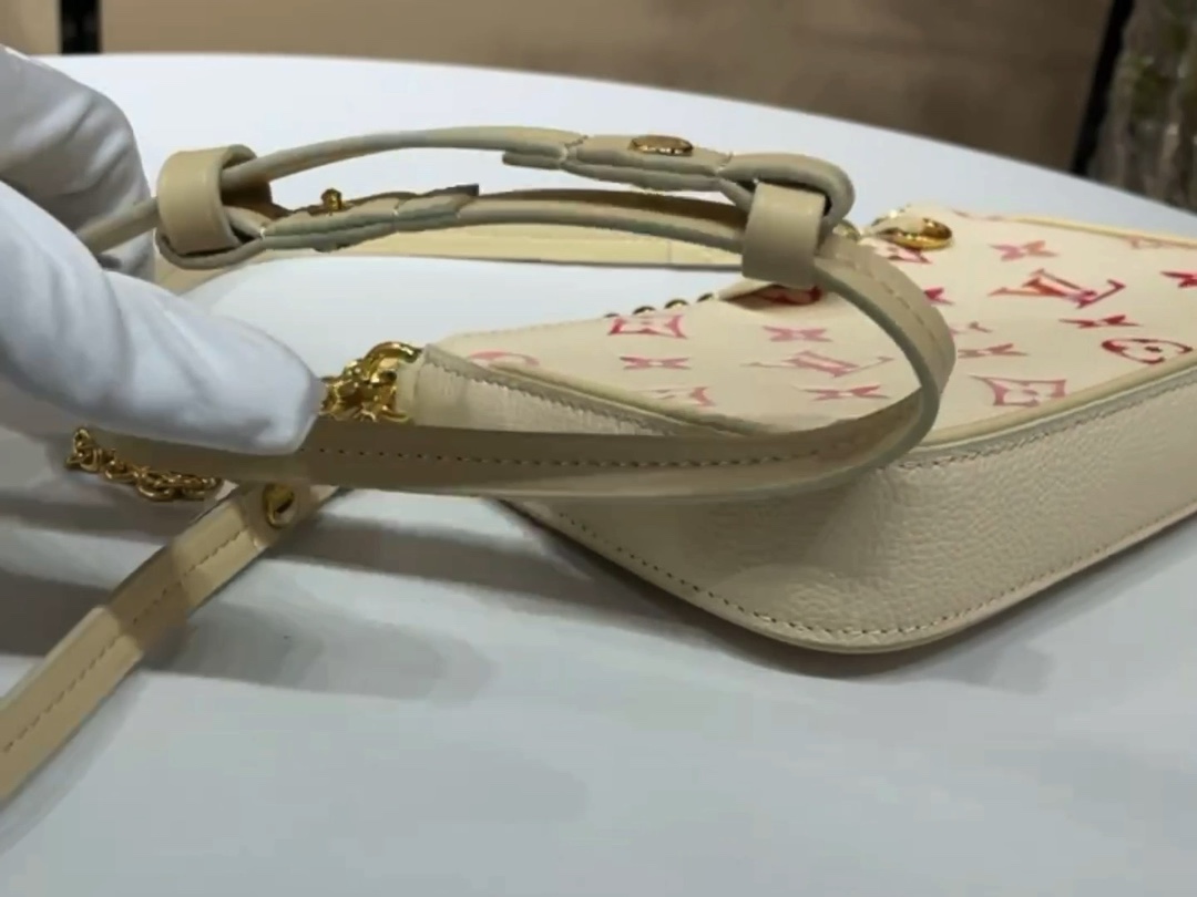 Louis Vuitton LV Easy Pouch On Strap Sacs À Main Pochettes & Sacs de Soirée Rouge M80349