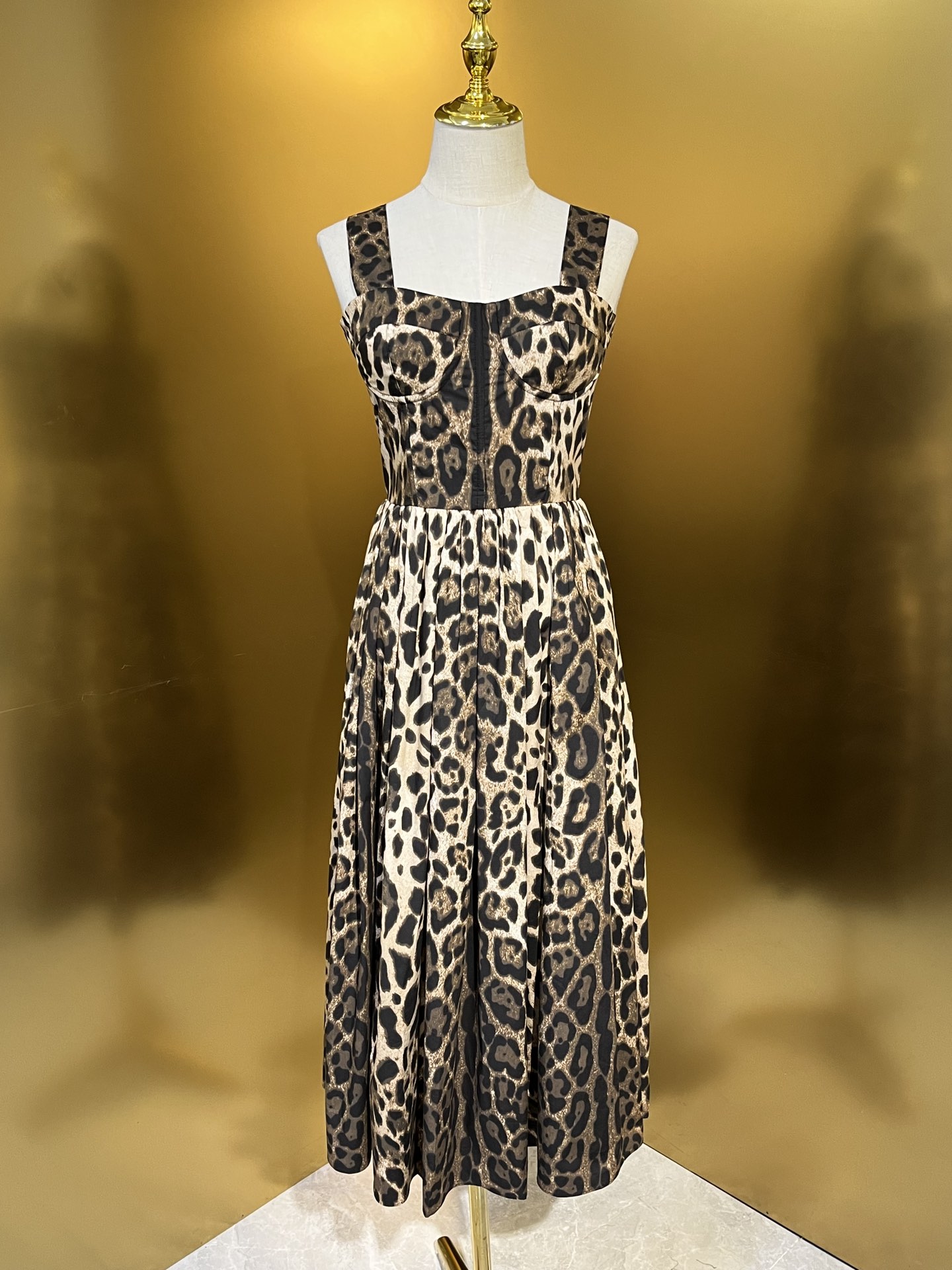 NO:896978,New leopard print cotton tight-fitting bra-cup waisted suspender dress smlxlxxl, Dolce & Gabbana-clothing, Dolce&Gabbana, skirts,19860909新款 豹纹棉布紧身胸杯收腰大摆吊带连衣裙smlxlxxl,杜嘉班纳-服装,Dolce&Gabbana,skirts,,Women's clothing