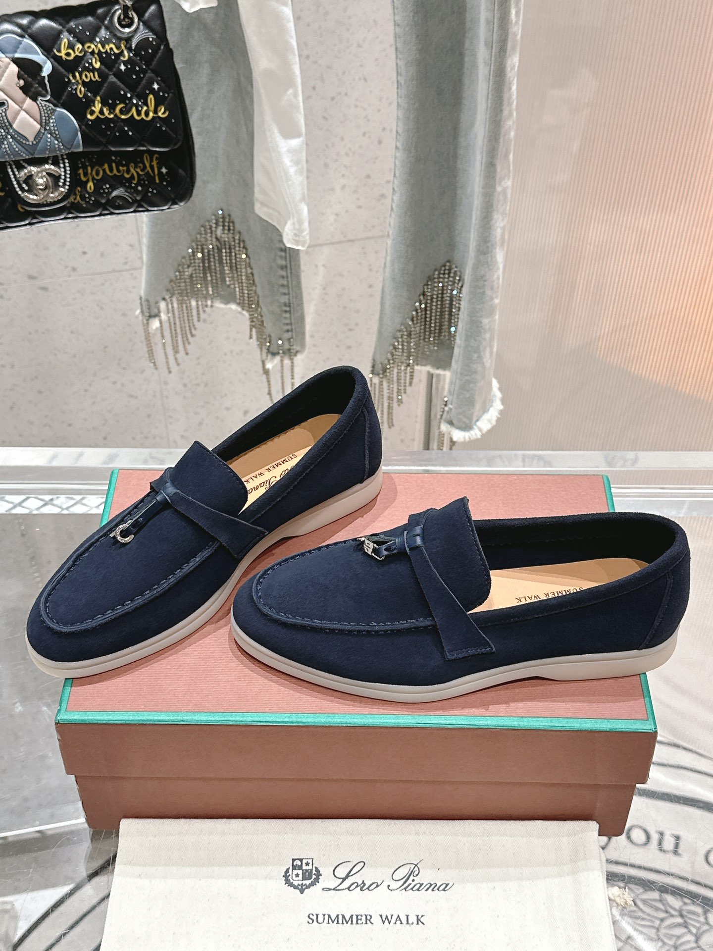 NO:721707,/NUO Youpian Wannian classic couple loafers, simple and fashionable, super comfortable on the feet, super versatile!  1. The upper is made of unique knitted fabric technology, and the counter process is fully restored. The midsole is made of full cowhide leather. The original purchase is used to develop the top purchasing quality!  2 Original suede upper, high-end, lining sheepskin19860909/诺悠翩 万年经典情侣乐福鞋 简约时尚 脚感超级舒适 超级百搭款！ 1 鞋面采用独特针织面料制作工艺,全方位复原专柜工艺流程,中底部位全牛皮拉帮工艺 原版购入开发顶级代购品质！ 2 鞋面原版麂皮,高级上档次 内里羊皮X牛皮垫脚,舒适透气 ZP开模组合吸模工艺大底 轻便耐磨 对版对色. 3 女码35-42 [40.41.42定做] 男码39-45 [45定做],休闲鞋/运动鞋,loafers,sneakers,cowhide,sheepskin,chamois leather,Women's Shoes