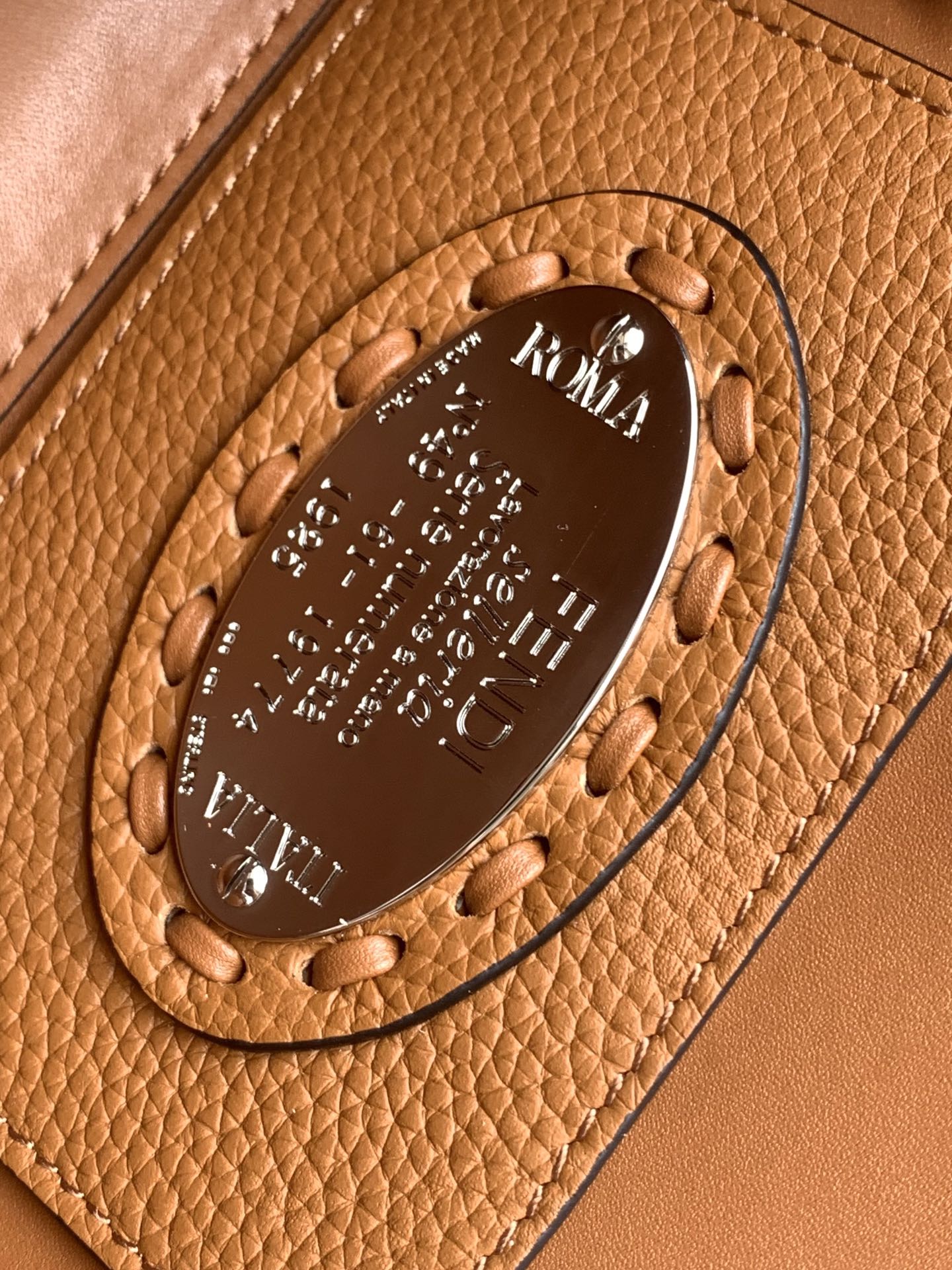 P860#🎶🥖𝗯𝗮𝗴𝘂𝗲𝘁𝘁𝗲小号法棍包 荔枝纹牛皮采用同色系大号明线手工缝制 银色饰面金属件。缀以FF搭扣。手袋配备提手和可拆卸肩带，可手提或肩挎。Size: 20-5-13cm 5515 荔枝•AGN 
