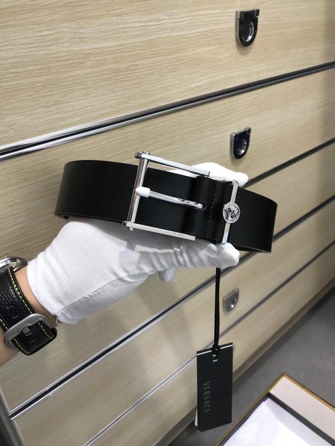 NO:138702,Delivery counter packaging, punching needle, batch, same style, real-life counter official website, size: 35MM wide, original three-dimensional head pin buckle, very beautiful design, double-sided imported original calf leather, made of hardware ring, showing personality, clear and beautiful, soft leather, comfortable feel, high-end quality assurance, non-market goods, belt, ring, cowhide19860909配送专柜包装 打孔针 批 专柜同款、实拍专柜官网,尺寸:宽35MM,原版立体人头针扣 ,极富设计美感 ,双面采用进口原版小牛皮,配制五金戒指,彰显个性,清晰美观,皮质软,手感舒适,档次高.高清实拍品质保证,非市场货,皮带,ring,cowhide,Belt