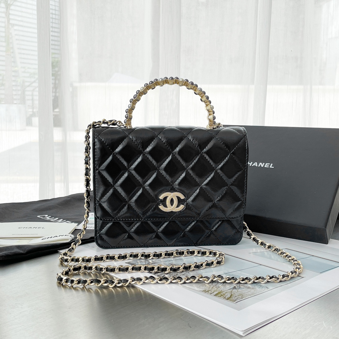 NO:184495,Special offer Xiangjia 24p pearl handle series is so elegant. It really makes the bag into exquisite and luxurious accessories. The smooth lines of the bag are simple and yet stylish. Retro calfskin is inlaid with pearl decorative handles of different colors, adding a hint of luxurious texture. Just looking at her, you can feel the full beauty~ Who would reject this elegant and exquisite bag? Model A6 Size 18/14/4cmWOC, special offer flash sale, chanel, cowhide19860909特惠 香家24p珍珠手柄系列太优雅,真心把包包做成精致奢华的饰品一样,包包流畅的线条简约又不失格调~复古小牛皮搭配镶嵌满了颜色不一的珍珠装饰手柄,增添一丝奢华质感,只是看着她就感受到了满满的美感啦~谁会拒绝这种优雅且精致的包包呢 型号A6 尺寸18/14/4cmWOC,特价秒杀,chanel,cowhide,Bag