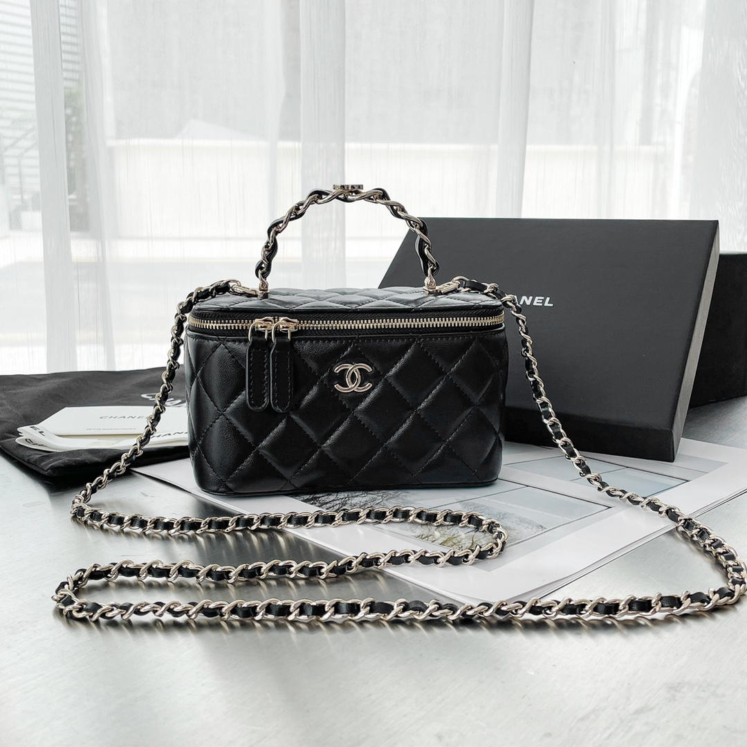 NO:180467,Xiangjia leather handle makeup bag box bag, the classic double C in the middle of the handle is matched with the classic elements of metal leather, retro and fashionable, the makeup bag capacity is just right, and daily travel is completely fine. Model A J Size 17/10/8cm, CHANEL, chanel, chanel, cosmetic bags & cases19860909香家穿皮手柄化妆包盒子包,手柄中间的经典双C搭配金属穿皮的经典元素,复古又时尚,化妆包容量也刚好,日常出行是完全没问题的 型号A J 尺寸17/10/8cm,CHANEL,chanel,chanel,cosmetic bags & cases,Bag