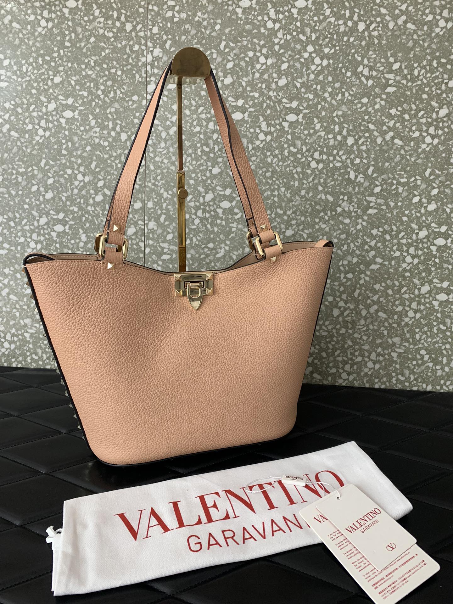 6ColorChoose (Ebony) Valentino Garavani calfskin shopping bag tote bag, decorated with iconic Rockstud decoration, fashionable and casual, can be