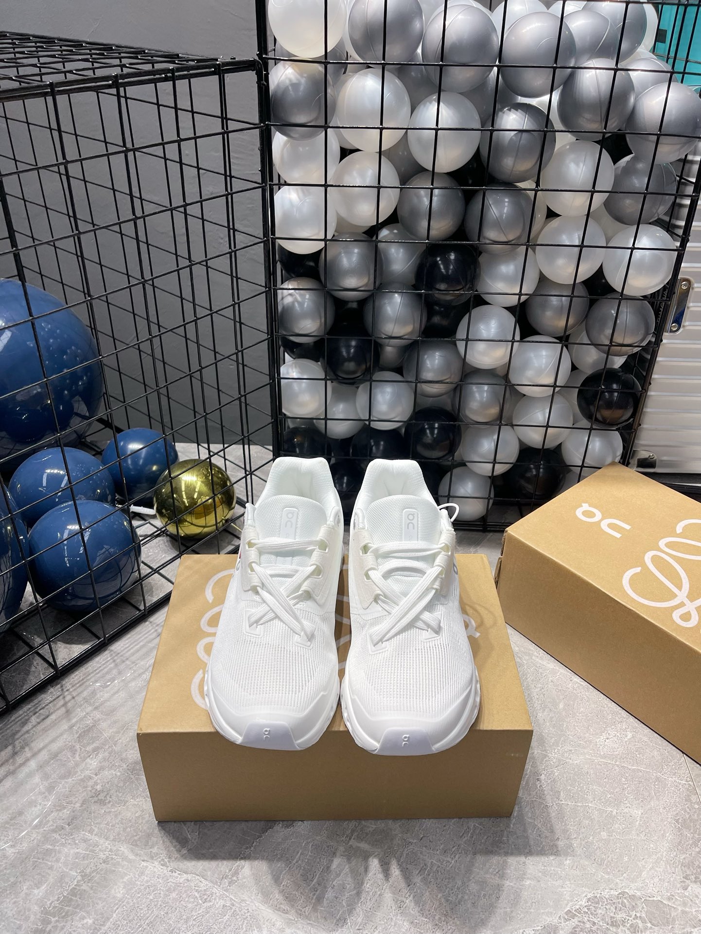 NO:652223,On Cloudmonster, an emerging brand of lightweight low-cut running shoes, first real shots. The shoes are tennis-inspired sports and leisure shoes. The bold retro appearance is integrated with innovative technology to help you explore the vitality of sports life, allowing you to enjoy all-weather comfort. Multi-layered environmentally friendly artificial leather creates a textured upper, combined with stitching and breathable hole details, reflecting just the right retro aesthetics. Multiple color combinations break the inherent rules of the tennis court and bring a brand new visual enjoyment.  Size 36-45, casual shoes/sports shoes, sneakers19860909On Cloudmonster 昂跑 新兴品牌轻便低帮跑步鞋 首发实拍 鞋款以网球为灵感的运动休闲鞋,大胆的复古外观与革新科技融合,助力运动生活的活力探索,让你尽享全天候舒适；多层叠加的环保人造皮革打造富有质感的鞋面,结合缝线、透气孔细节,体现恰到好处的复古美学.多款配色打破网球场的固有规则,带来焕然一新的视觉享受 尺码36-45,休闲鞋/运动鞋,sneakers,Women's Shoes