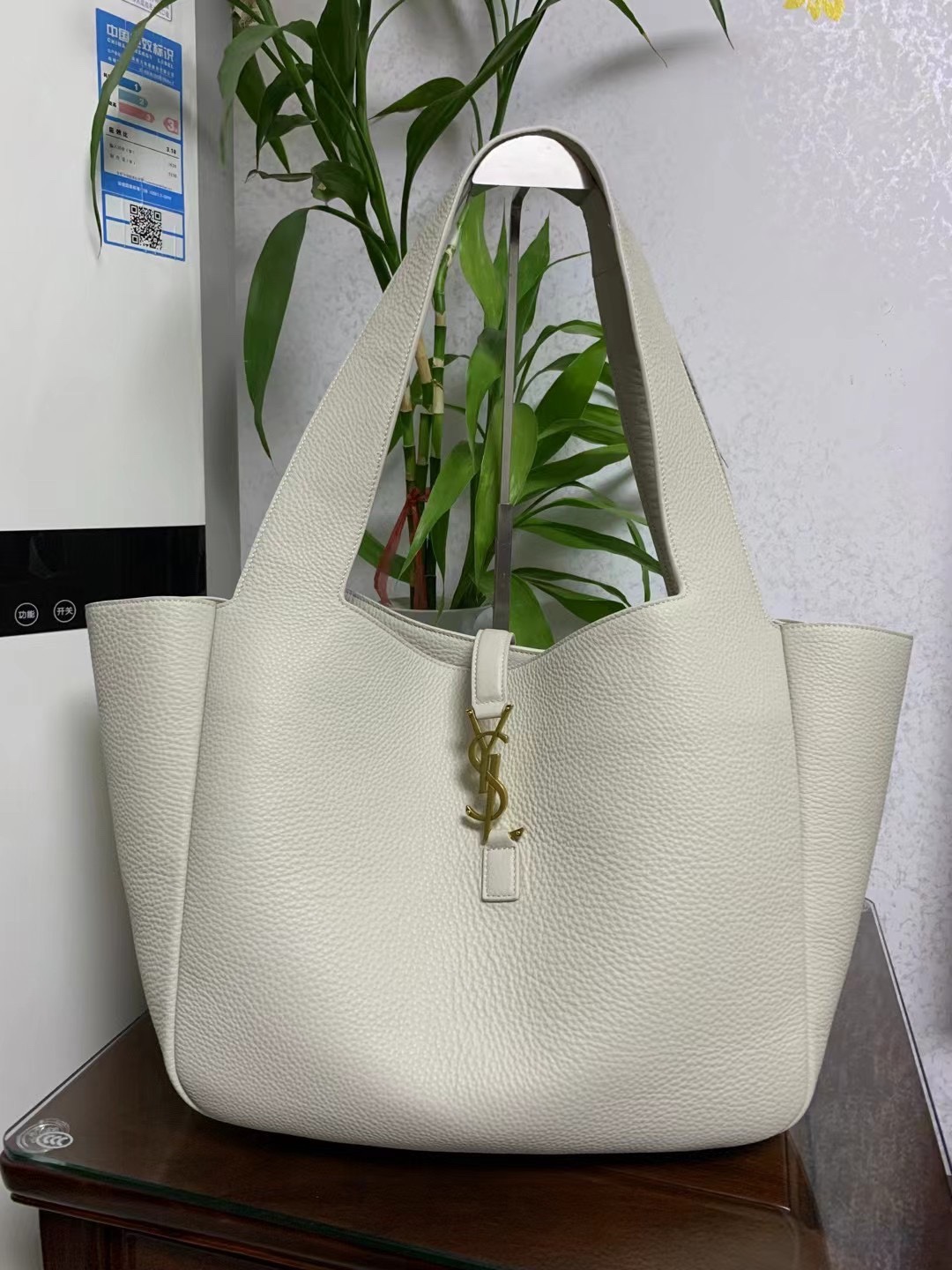 NO:179499,Genuine grade (original leather version) deer pattern leather BEA horizontal tote version handbag, leather buckle closure, decorated with LE CASSANDRE. Enriched space, matched with suede lining in the same color, with a main compartment and an internal zipper pocket. The inner lace design can be folded or expanded on both sides as needed. Deer pattern leather/suede lining/bronze accessories/LE CASSANDRE Jun buckle closure. Size 50/28/18cm. Model 763435, YSL, saint laurent19860909正品级（原厂皮版本）鹿纹皮BEA横款托特版手袋,皮革袢扣开合,饰以LE CASSANDRE.空间充裕,搭配同色系绒面衬里设有一个主隔层和一个內部拉链口袋,内部系带设计两侧可以根据需要折叠或展开·鹿纹皮/绒面衬里/古铜配件/LE CASSANDRE钧扣开合.尺寸50/28/18cm.型号763435,YSL,saint laurent,Bag