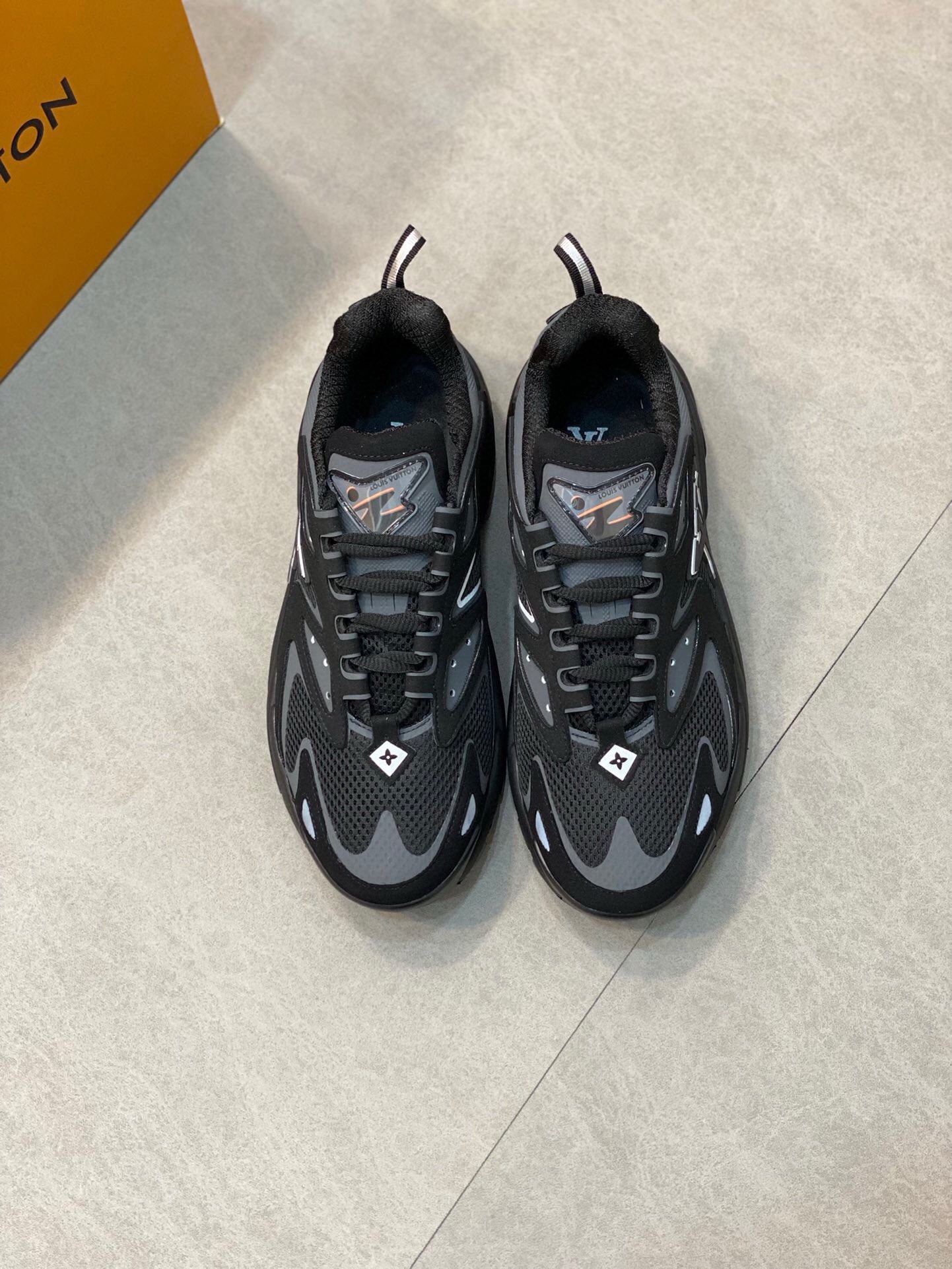 NO:217116,Brand LOUIS VUITTON original color matching code number 39-44 customized 38.45 price Material new Louis Vuitton casual shoes!  The original single-quality sneakers are made of suede made of mesh fabric and cowhide leather, which continues the design essence of running shoes, and is eye-catching on the Louis Vuit Spring and Summer Show. L'v letters and Monogram floral embellishment sides, plus lined collars and technological linings add more comfort. The feet feel light and comfortable, and the bright colors light up the spring and summer matching!, Louis Vuitton, louis vuitton, louis vuitton, sneakers, cowhide, chamois leather19860909品牌LOUIS VUITTON 颜色原版配色 码数39-44定做38.45 价格 材质路易威登新款 休闲鞋！原单品质运动鞋混合网格织物和牛皮革制成的麂皮,延续跑鞋的设计精髓,瞩目亮相路易威 春夏秀场.L ”v 字母和 Monogram 花卉点缀侧面,加衬鞋领和科技内衬更添舒适.脚感轻盈舒适,鲜艳色彩点亮春夏搭配！,路易威登,louis vuitton,louis vuitton,sneakers,cowhide,chamois leather,Men's shoes