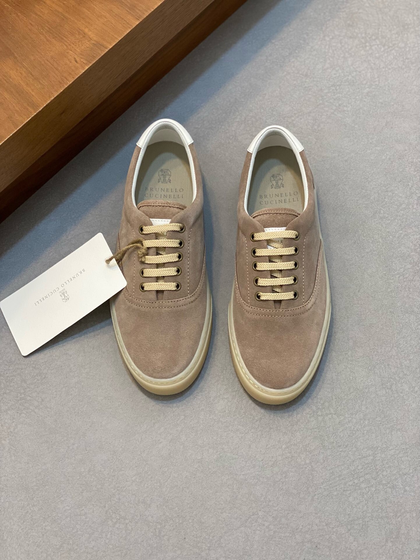 NO:218325,Brand Brunello Cucinelli Color Original Color Pair Number 39-44 Customized 38.45 Price Material BC New Style Casual Shoes!  Original single quality This brand is the world's top luxury brand from Italy. The fabric is made of semi-polished full-grain calfskin   suede imported from Italy. The inner layer is a white benzene dyed calfskin inner lining. The brand's special logo movable foot pad is matched with an ultra-light, high elastic and environmentally friendly white IP sole. The personalized logo on the outsole and the unique fine-line groove design, which instantly bursts in luxury!  ,BC casual shoes, brunello cucinelli,cowhide,chamois leather19860909品牌Brunello Cucinelli 颜色原版配色 码数39-44定做38.45 价格 材质BC新款 休闲鞋！原单品质此品牌是来自意大利的世界顶级奢侈品牌 面料采用意大利进口半抛光全粒面小牛皮 麂皮,内里是本白色苯染专用小牛皮内里,品牌专用logo活动脚垫,搭配超轻、高弹、环保的本白色IP鞋底,外底上的个性logo和独特的细纹凹槽设计,奢华度瞬间爆棚！,BC休闲鞋,brunello cucinelli,cowhide,chamois leather,Men's shoes