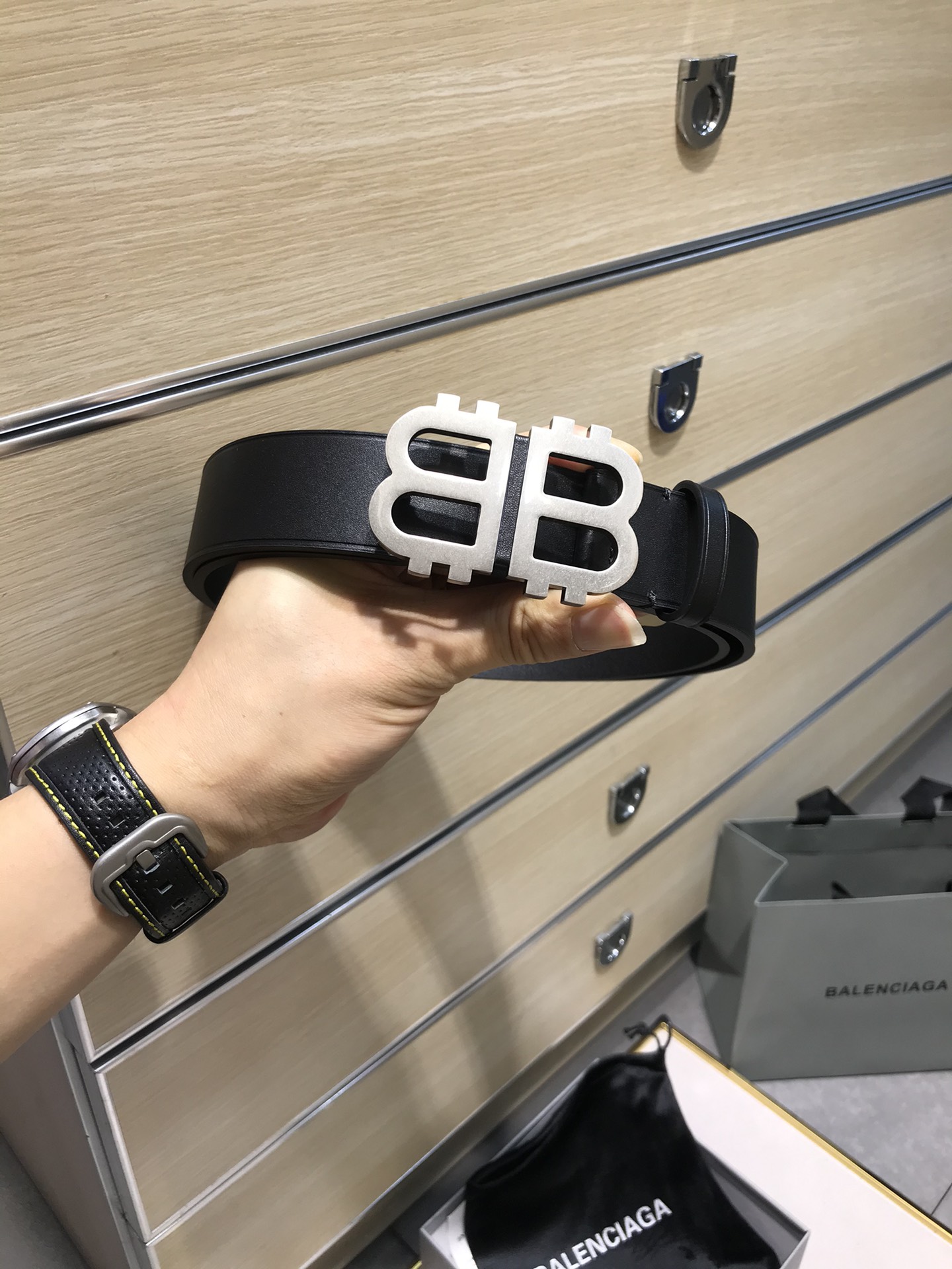 NO:138698,Pi (Balenciga Fall-Winter) Balenciga Fall-Winter 35MM wide black belt uses retro aesthetic design made in Italy with small pattern leather, adopts a monogram double-layer character 2B shape, signature gold-plated metal effect, dark tone enhancement effect, creating a delicate and fashionable appearance, quality assurance!  , belt, balenciaga, gold plating19860909批(巴 .世家）Balenciga Fall-Winter 宽35MM 黑色腰带采用复古美学设计意大利制造的小纹皮革,釆用会标双层角色2B造型 签名镀金金属效果,深色调增强效果 打造精致时尚的外观,品质保证！,皮带,balenciaga,gold plating,Belt