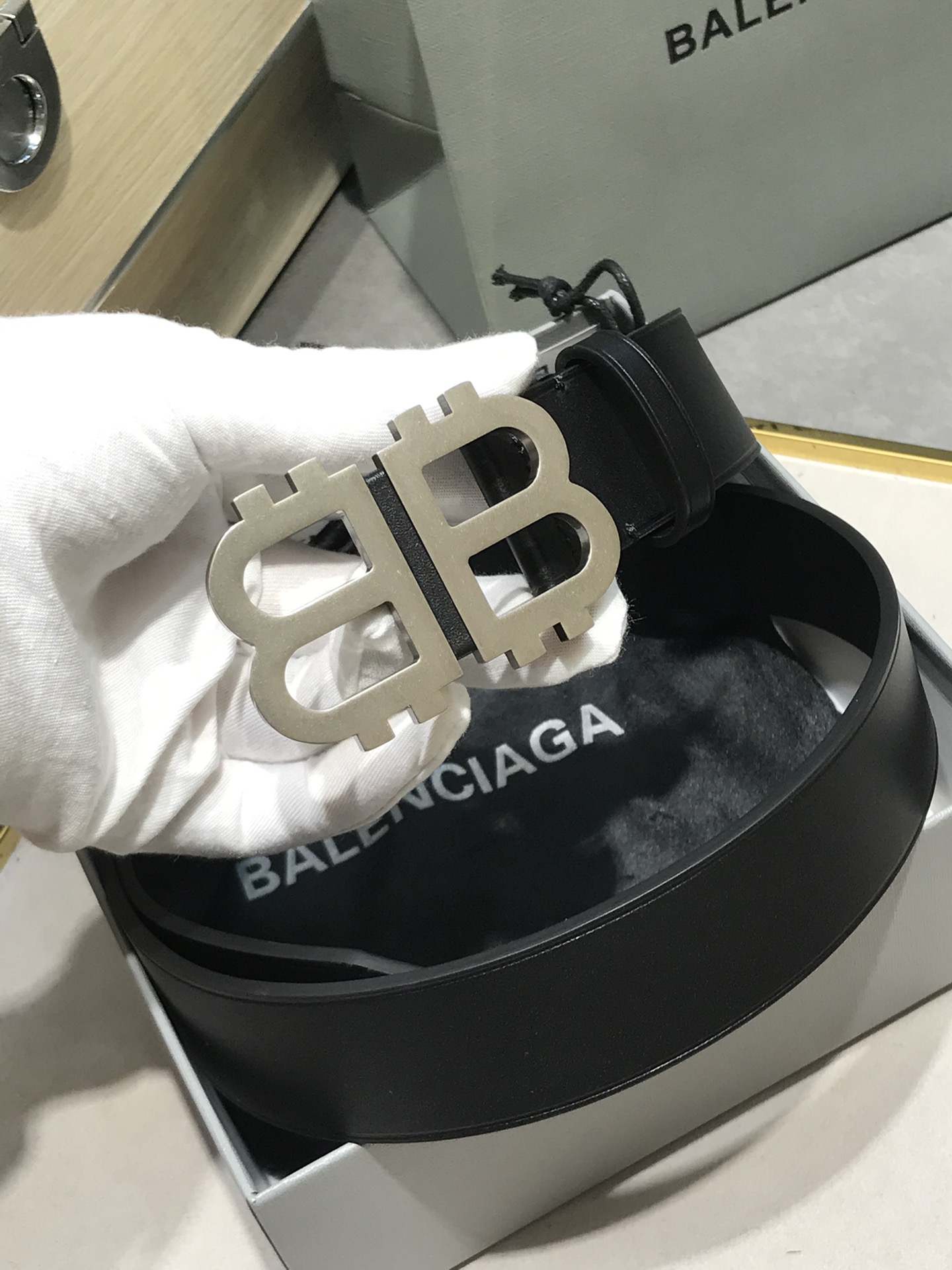 巴黎世家（Balenciaga）是法国的奢侈品牌，作为时尚界最具影响力品牌之一的地位。设计师源于：都市时尚潮流独特的设计风格，采用进口小牛皮制作；搭配纯铜复古五金，使其更具魅力。值得拥有的百搭精品！皮带宽度：mm