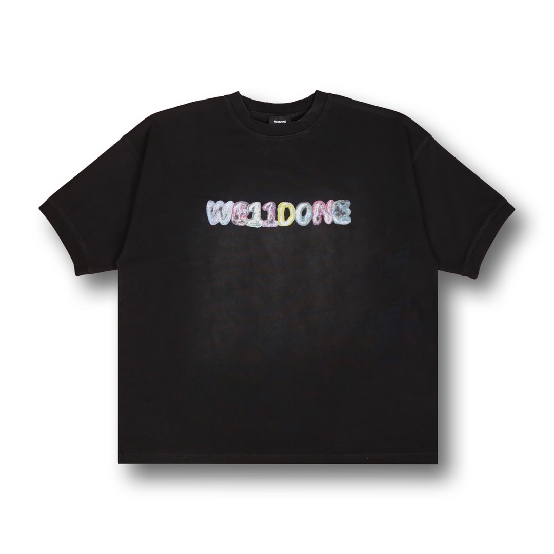 Camiseta We11done de nuevo modelo con letras de crayón grafiti. Técnica de estampado con colores tipo gelatin…
