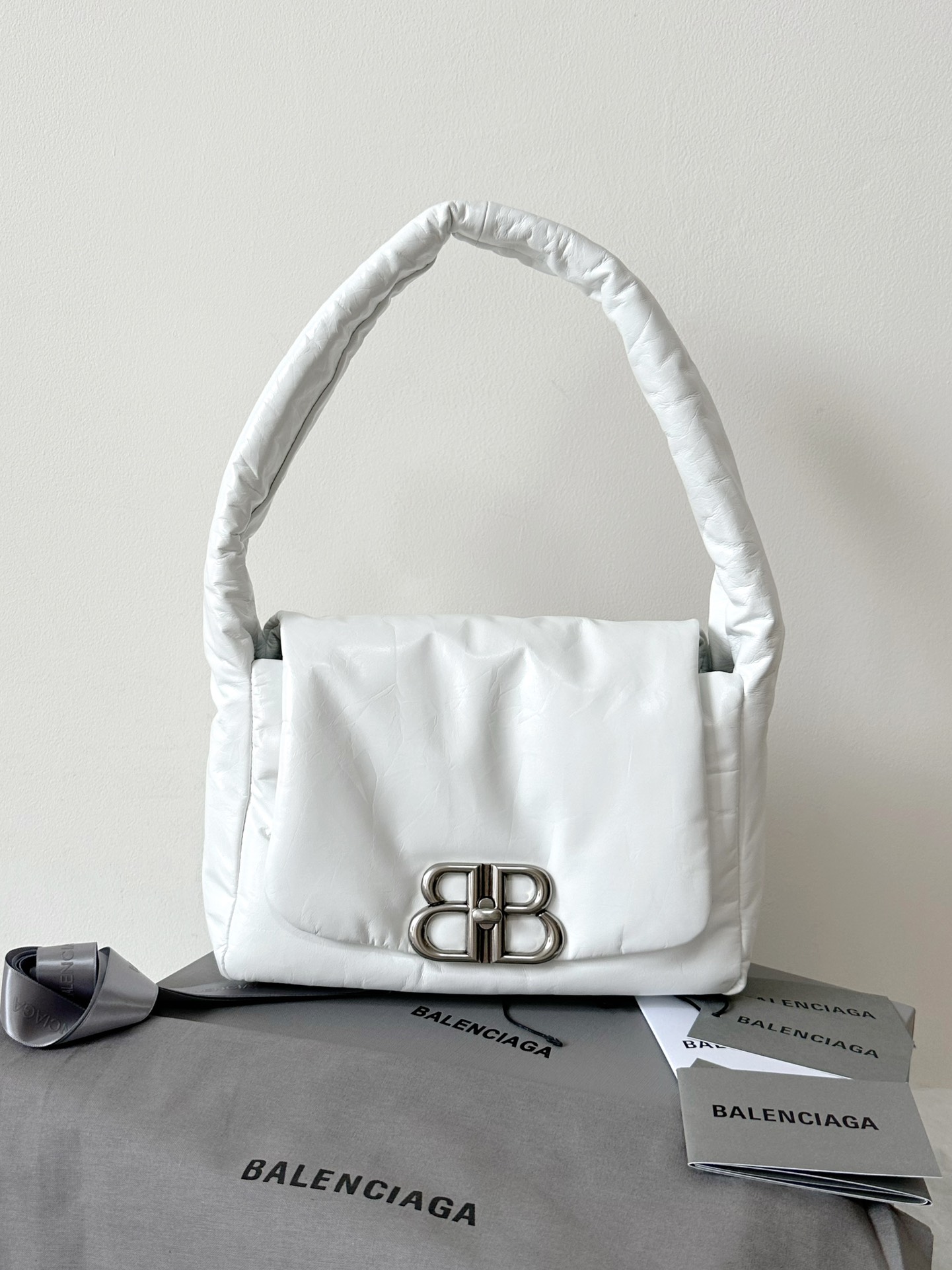 Arrivé❗️Ba1enciaga Monaco Sling Sac Underar Bag White, un sac sous lamblée de l’homme et de la femme léger et doux, super mignon et grand en capacité, il peut être utilisé pour s’adapter à ce sac sous les bras est une chose vraiment réelle pour les filles chaudes américaines imaginant être mignonnes☺️ Des oreillers doux et confortables.