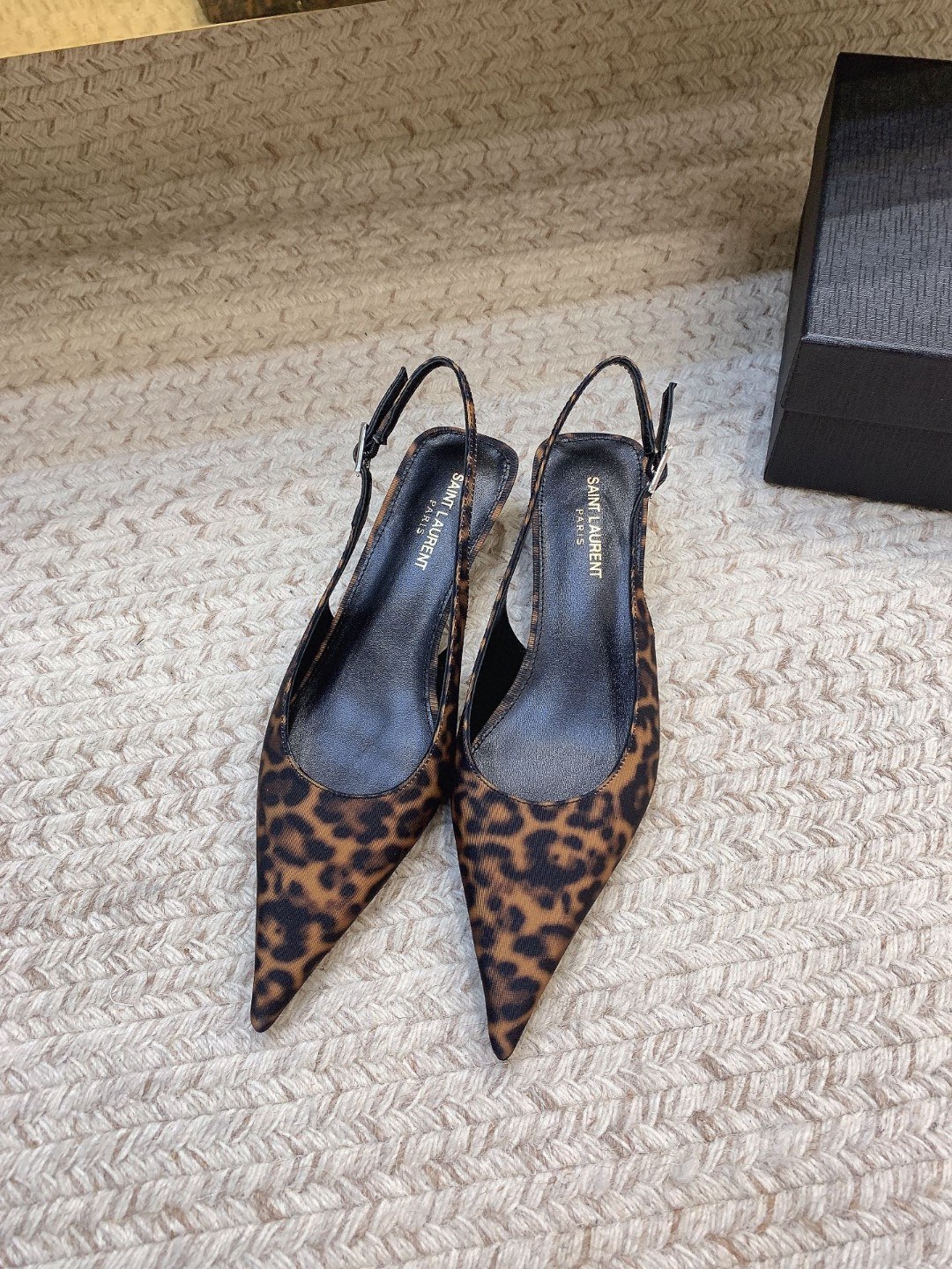 NO:928226,(open edge beads 20) SAIN* LAUREN* imitation crystal slingback pointed toe sandals, original last, top quality materials, imported open edge beads on the upper/imported custom fabrics, imported sheepskin lining for feet, genuine leather outsole, heel height 3cm, size 35-39 (34, 40 customized, non-returnable, non-exchangeable), sandals, saint laurent, sandals, sheepskin, Leather soles19860909（开边珠20） SAIN* LAUREN*仿水晶露跟尖头凉鞋 原版套楦 顶级品质 材质 鞋面进口开边珠/进口定做面料 垫脚进口羊皮里 大底真皮大底 跟高3cm 码数35-39（34、40定做不退不换）,凉鞋,saint laurent,sandals,sheepskin,Leather soles,Women's Shoes