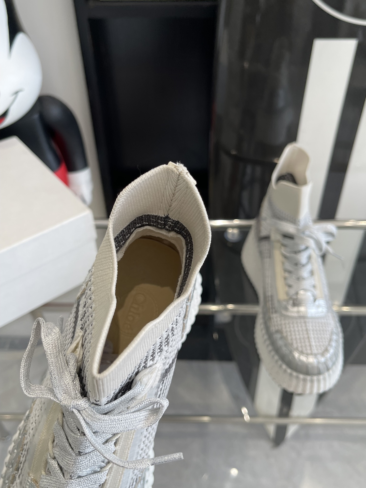 “Fresh Spring Fashion: 900-Year-Old Chloe Sneakers for All Seasons” - 图片 4
