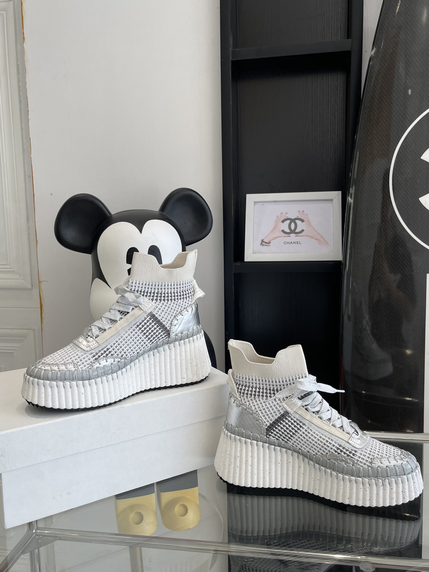 “Fresh Spring Fashion: 900-Year-Old Chloe Sneakers for All Seasons” - 图片 8
