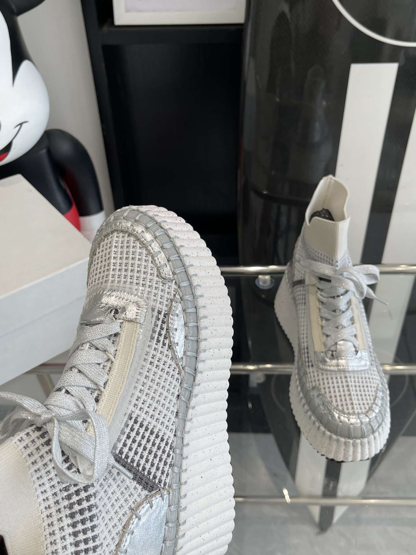 “Fresh Spring Fashion: 900-Year-Old Chloe Sneakers for All Seasons” - 图片 5