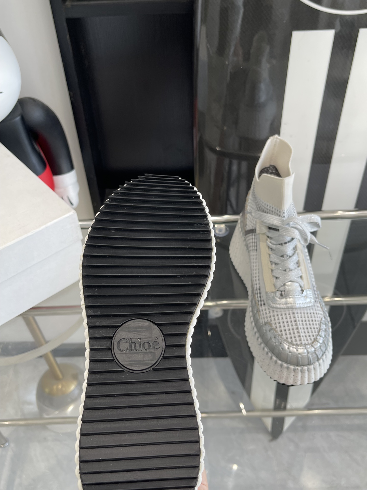 “Fresh Spring Fashion: 900-Year-Old Chloe Sneakers for All Seasons” - 图片 6