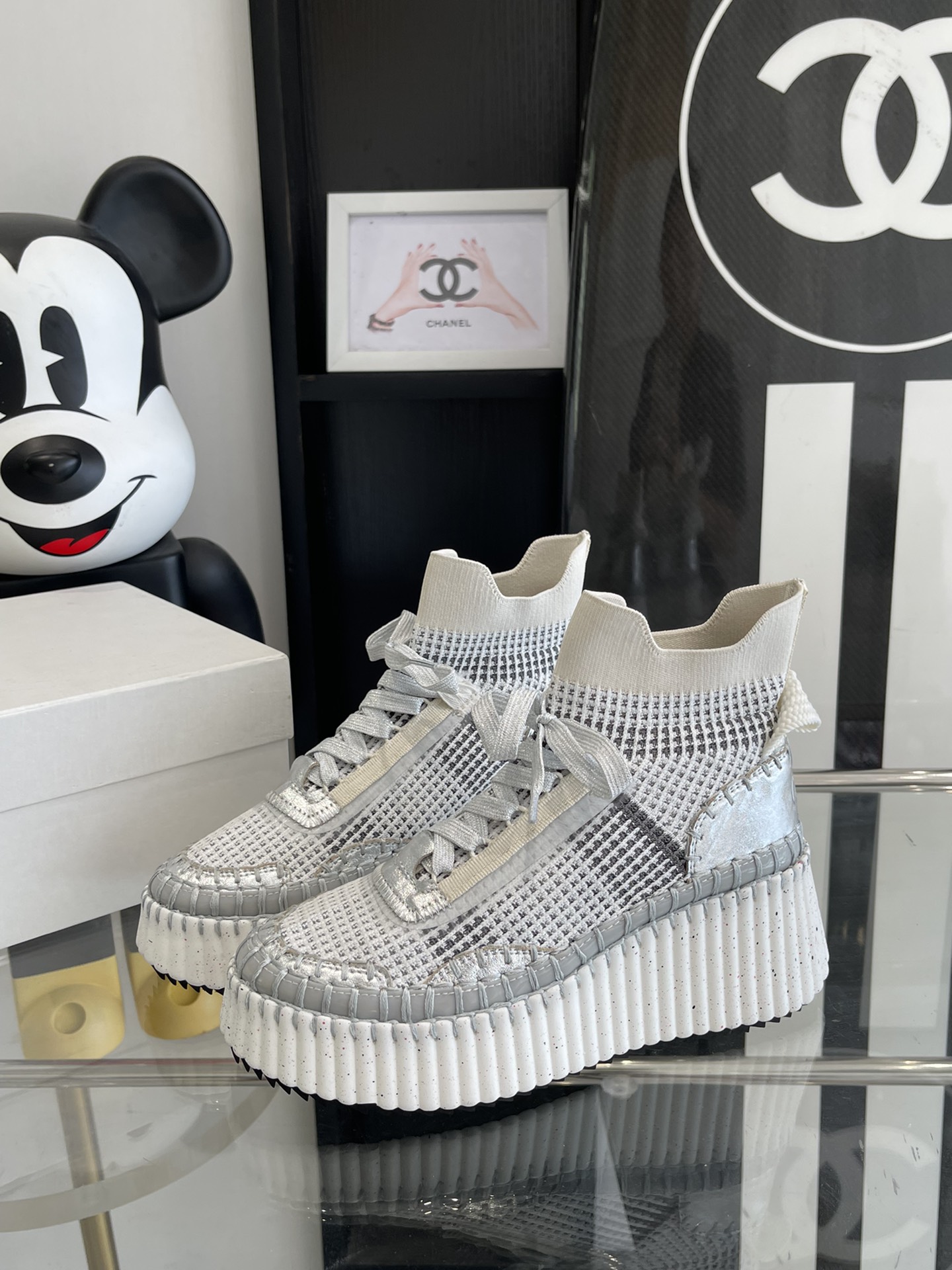 “Fresh Spring Fashion: 900-Year-Old Chloe Sneakers for All Seasons” - 图片 1