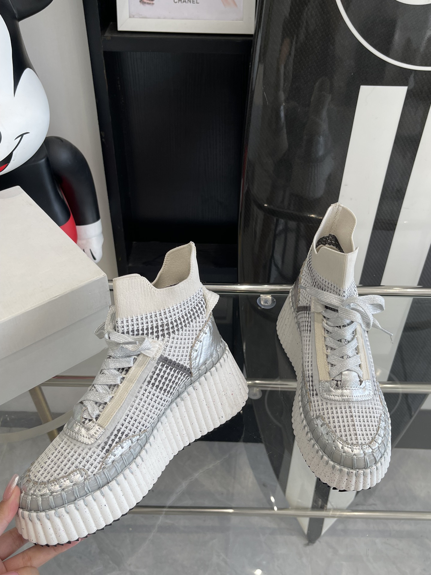 “Fresh Spring Fashion: 900-Year-Old Chloe Sneakers for All Seasons” - 图片 3