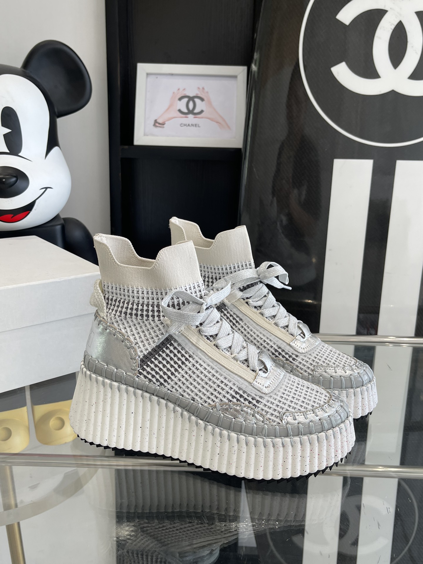 “Fresh Spring Fashion: 900-Year-Old Chloe Sneakers for All Seasons” - 图片 2