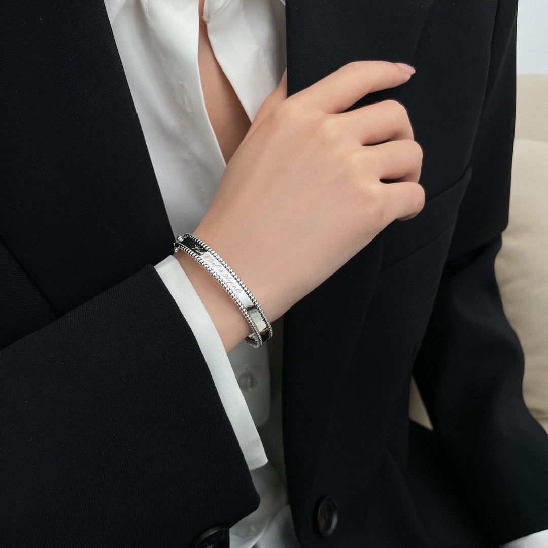 Van Cleef & Arpels vca Perlee signature 签名手镯