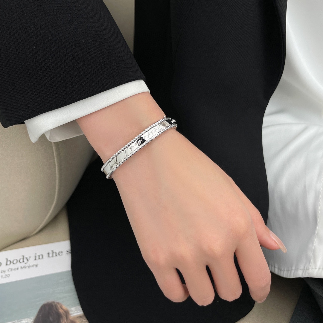 Van Cleef & Arpels vca Perlee signature 签名手镯