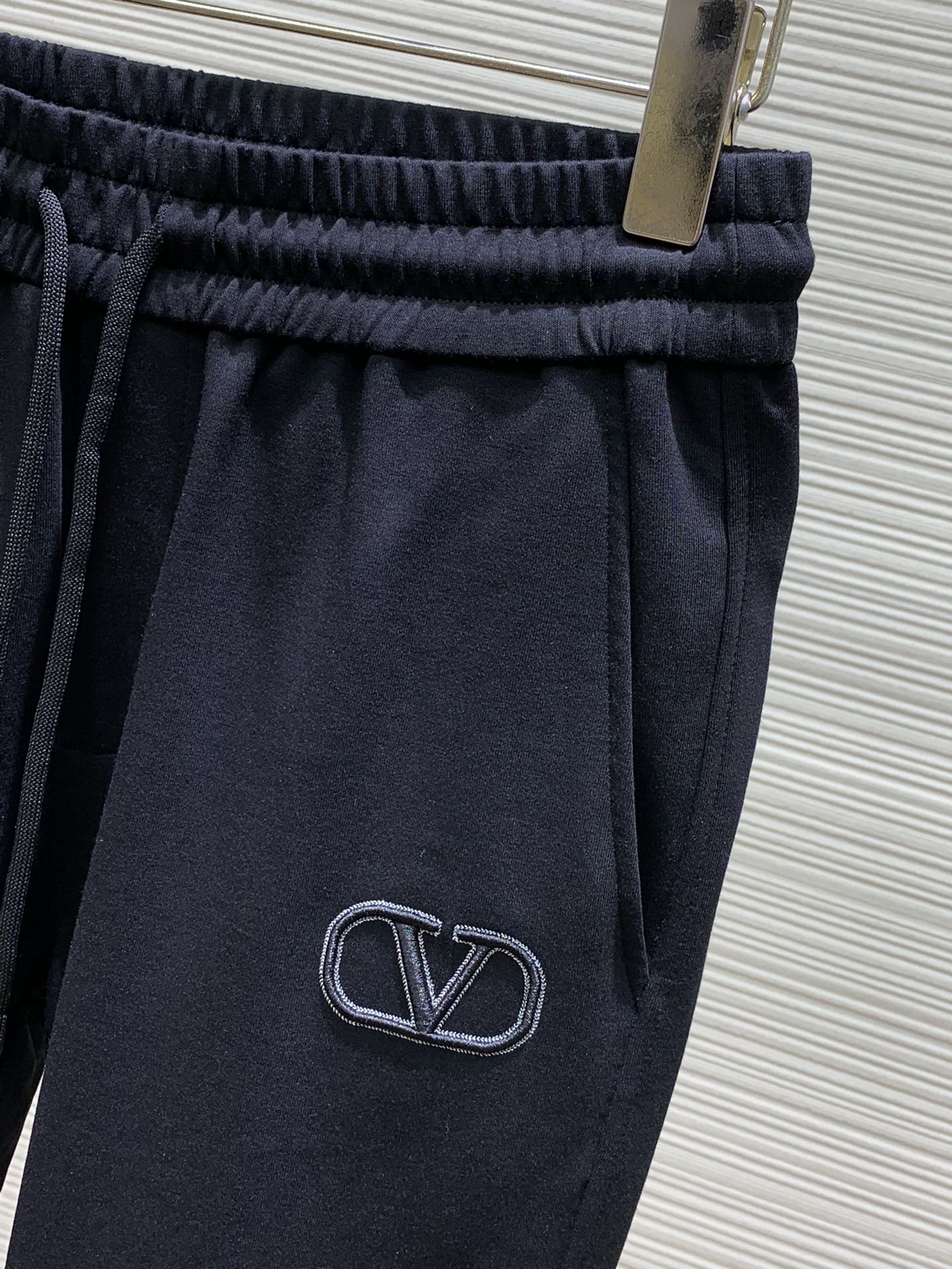 Valentino华伦天奴2024春季新品专柜同步有售原单狠货时尚休闲裤采用进口120支欧棉透气面料顶级