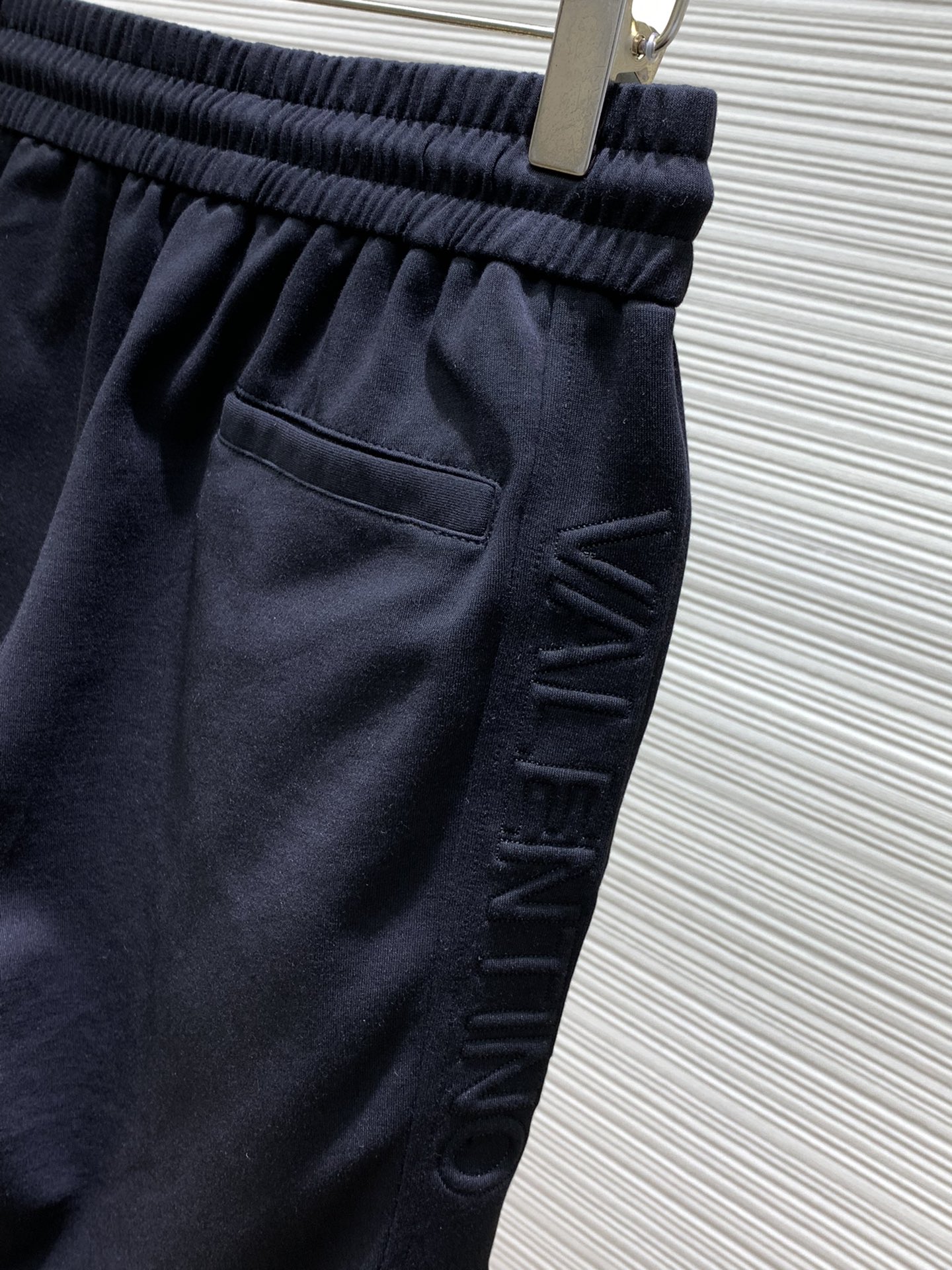 Valentino华伦天奴2024春季新品专柜同步有售原单狠货时尚休闲裤采用进口120支欧棉透气面料顶级