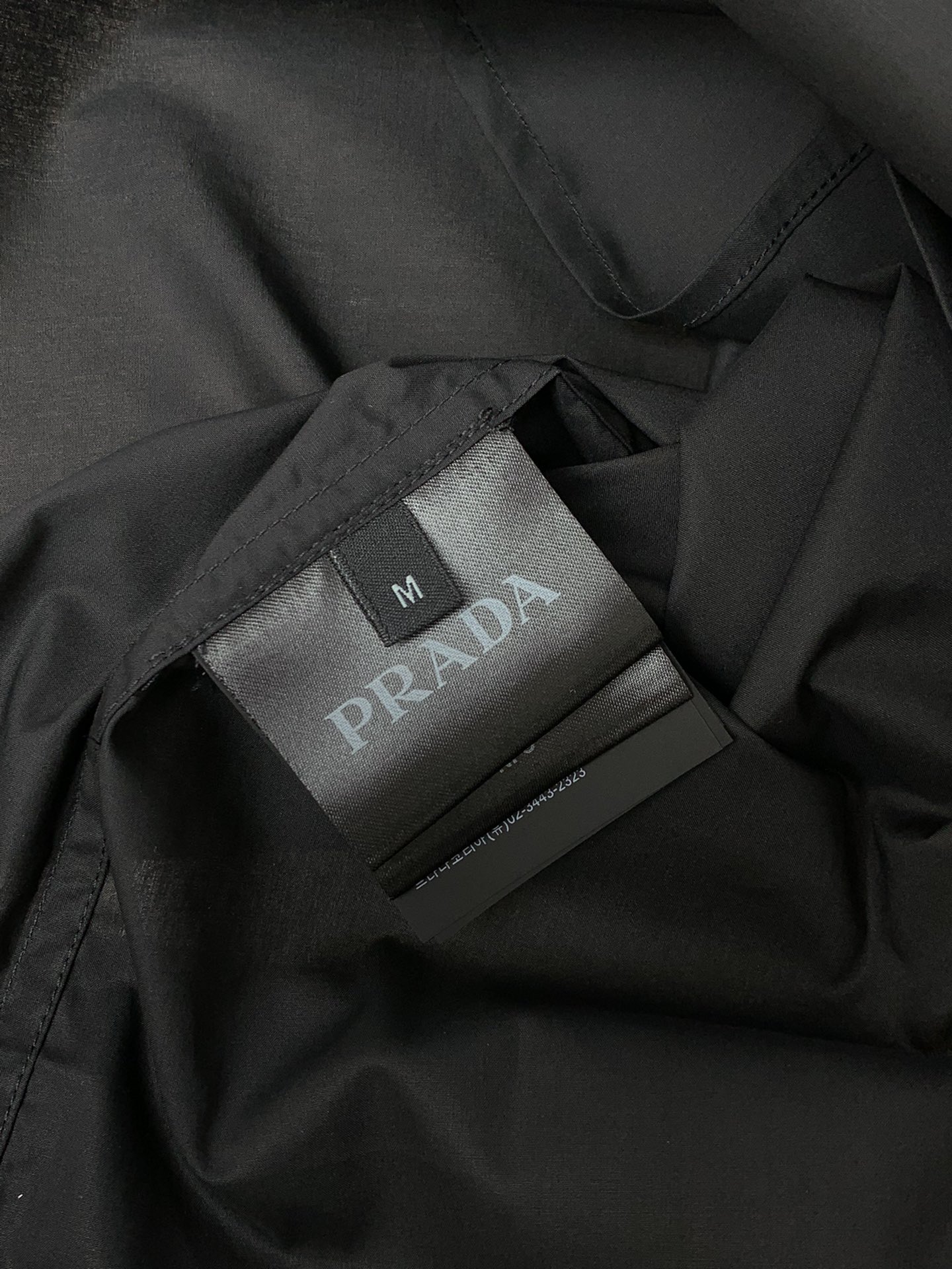 PRADA普拉达2024春季最新品专柜同步有售时尚休闲长袖衬衫进口原版面料做工极为复杂唯一可以做代购级别