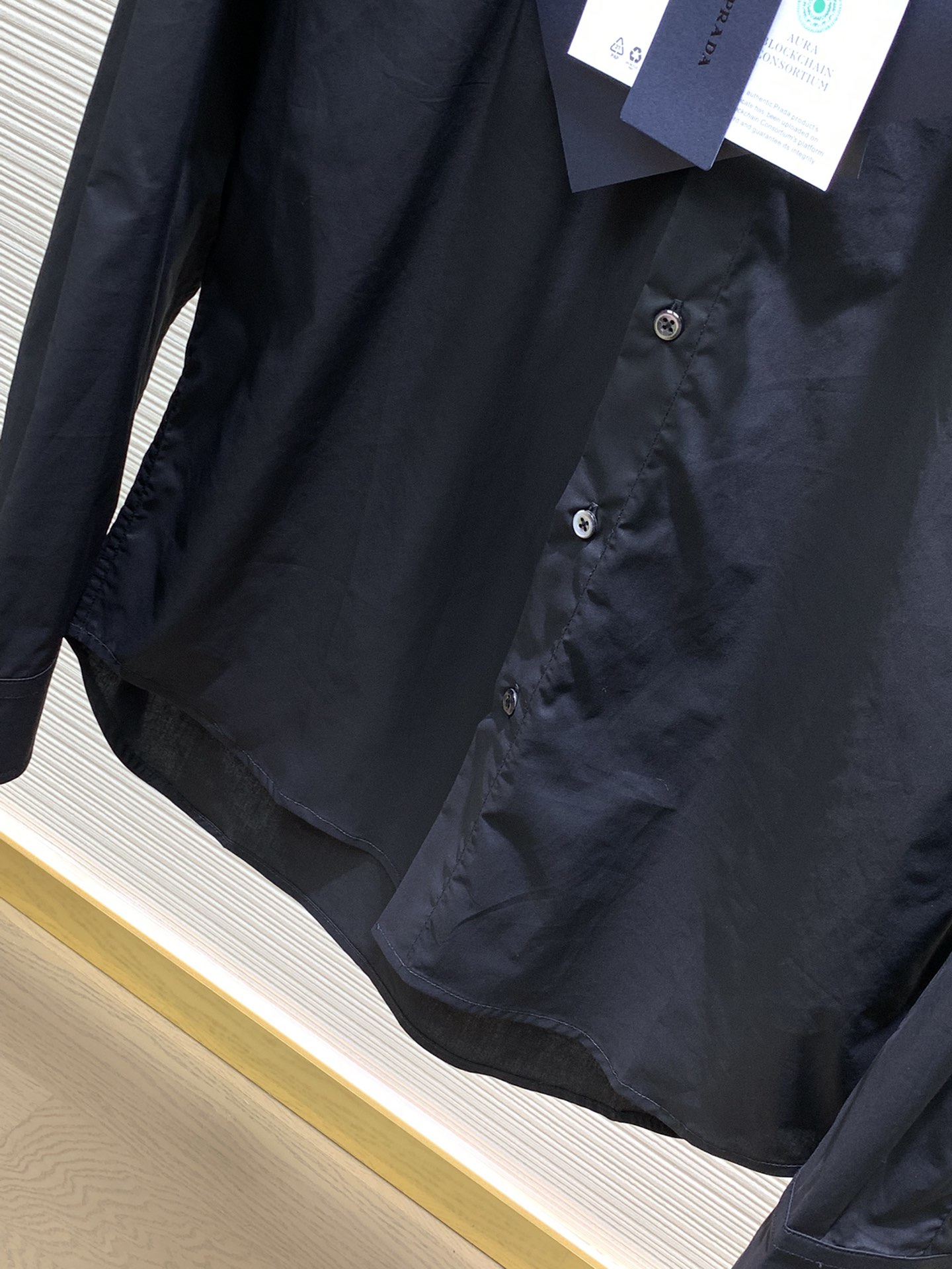 PRADA普拉达2024春季最新品专柜同步有售时尚休闲长袖衬衫进口原版面料做工极为复杂唯一可以做代购级别