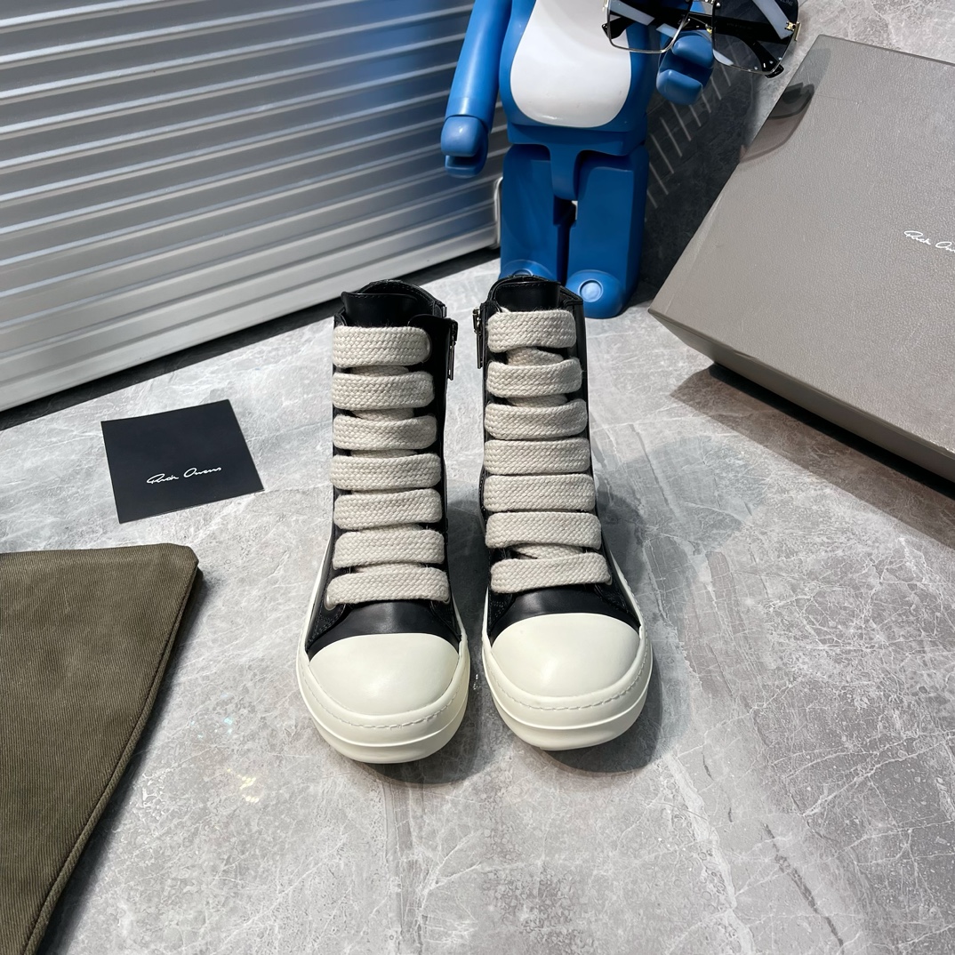 NO:420977,The leather low-top Gaobang men's models are 10 RO Owens Rickowens main line, watermelon head high-top thick-soled style, imported watermelon material, and the spacing between needles are ultimately restored!  The texture is delicate and invincible, and the touch of luxury goods!  Cowhide inner, outsole, TPU milky sole, Owens' classic style, elegant and timeless, new shoe king in the second half of the year, diverse outfits and trendy styles. Size 35-45, casual shoes/sports shoes, sneakers, cowhide19860909皮面低帮高邦男款都10 RO欧文斯Rickowens 主线 西瓜头高帮厚底款式 进口水染牛皮材质,和针车间距都是极致还原！ 质感细腻无敌,奢侈品的触感！ 牛皮内里 大底TPU奶香大底 欧文斯家经典版型 优雅永不过时 下半年新进鞋王,多样性穿搭潮流爆款. 尺码35-45,休闲鞋/运动鞋,sneakers,cowhide,Women's Shoes